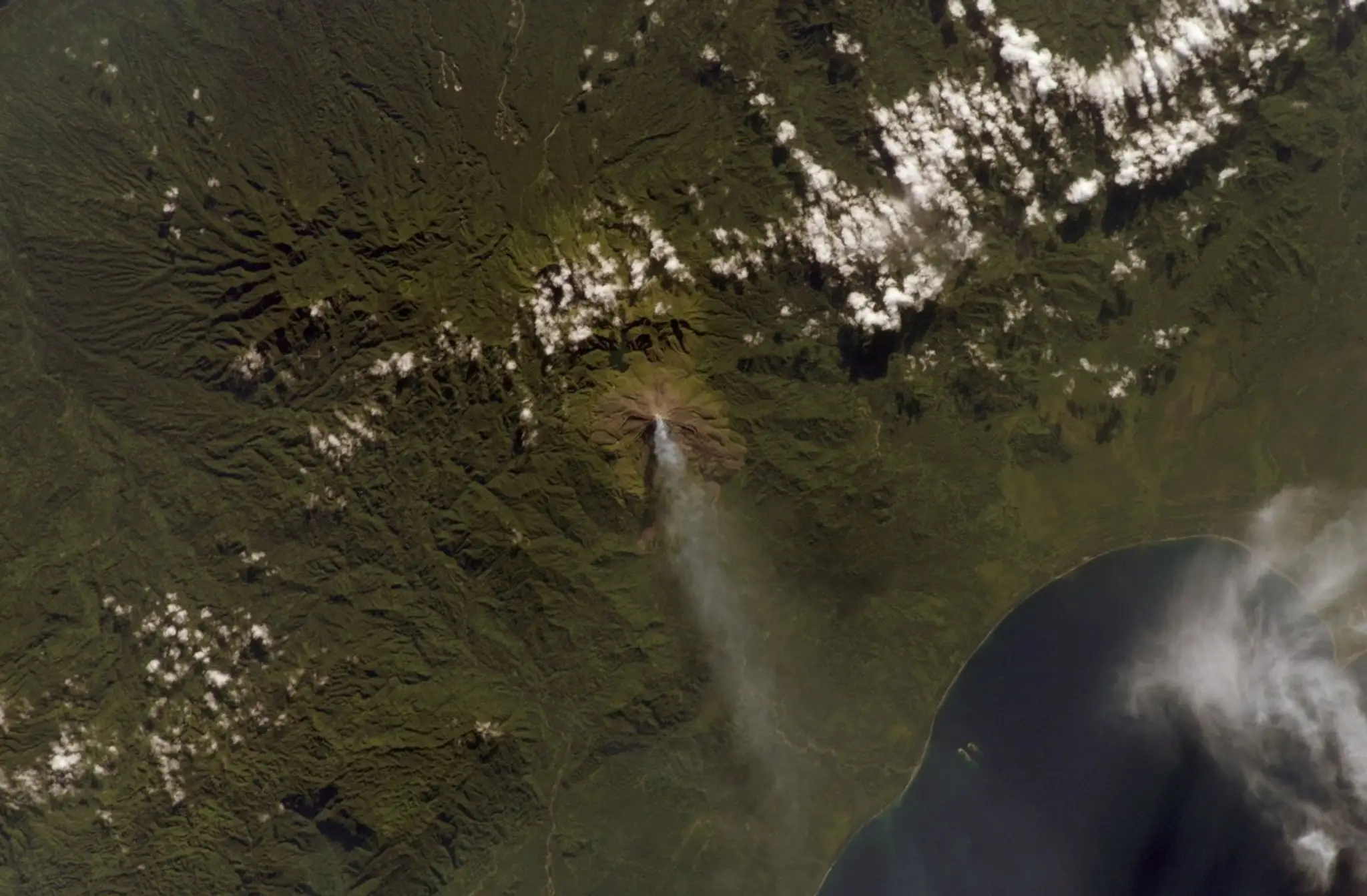 Posádka ISS zachytila sopku Mt. Bagana na ostrove Bougainville.