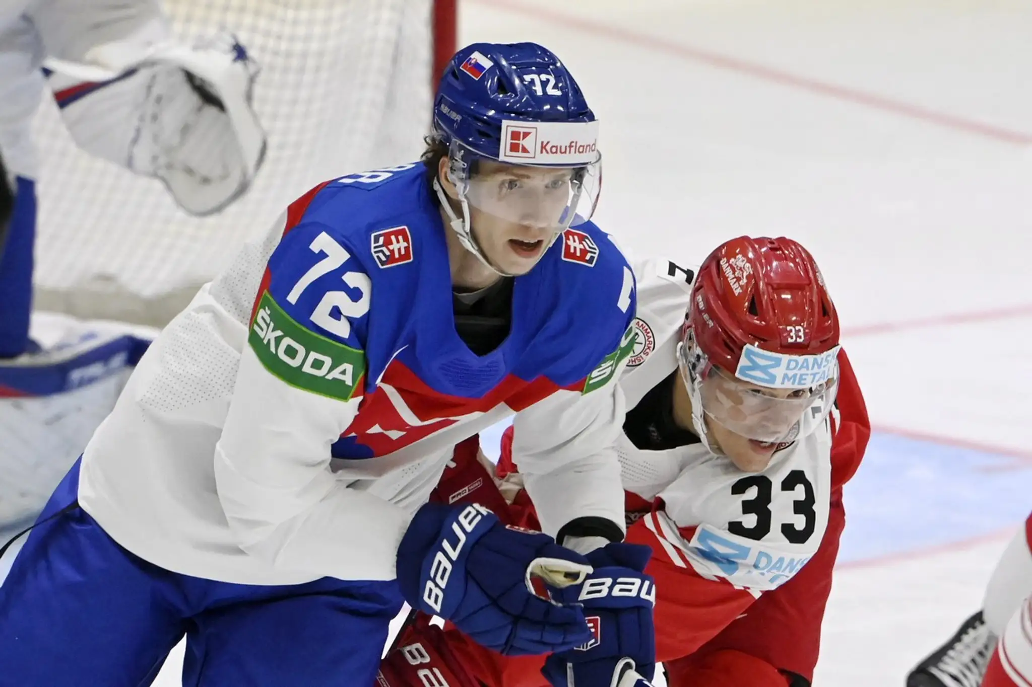 Zľava Andrej Kollár a Dán Julian Jakobsen v zápase na MS 2022.