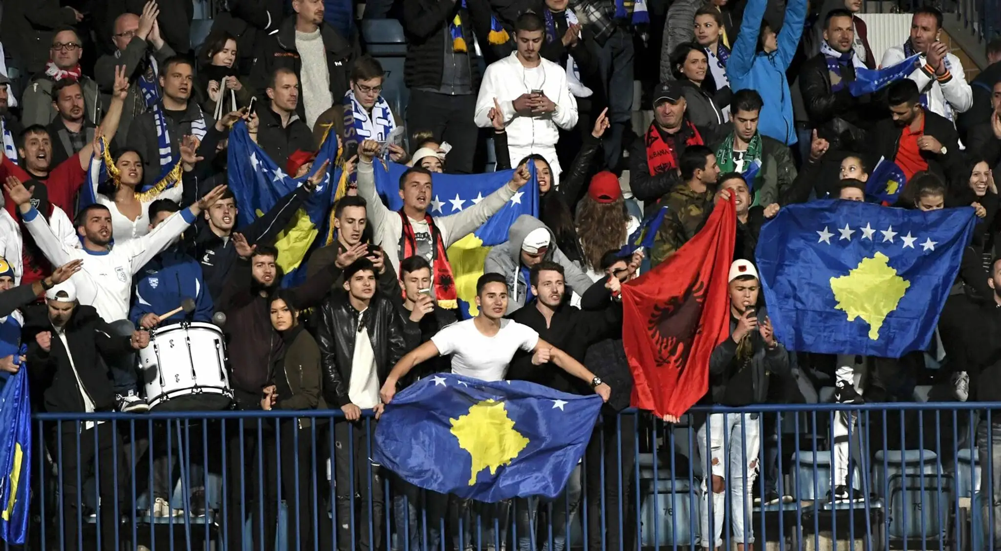 Nadšení kosovskí priaznivci po remíze svojej reprezentácie 1:1 vo Fínsku v kvalifikácii MS 2018.