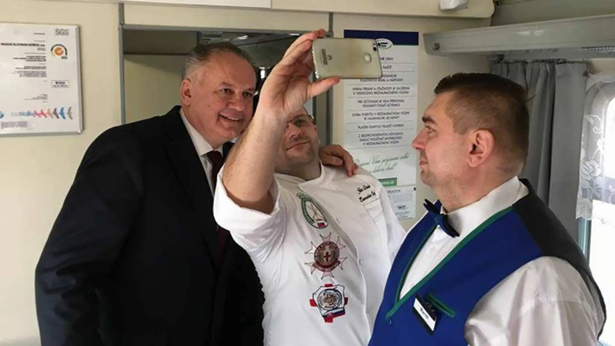 Prezident Andrej Kiska si robí selfie so šéfkuchárom Jánom Dudom v IC vlaku z Popradu.