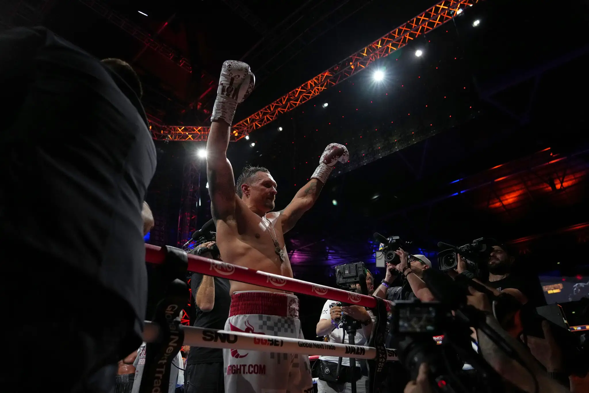 Ukrajinský boxer OleksandrUsyk sa stal šampiónom ťažkej váhy.