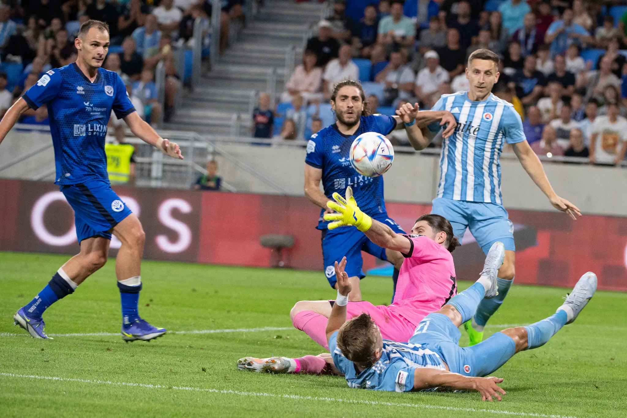 Na snímke v popredí Jurij Medveděv (Slovan), za ním brankár Lazare Kupatadze (Batumi) a vpravo Ivan Šaponjič (Slovan) v prvom stretnutí 1. predkola Ligy majstrov.
