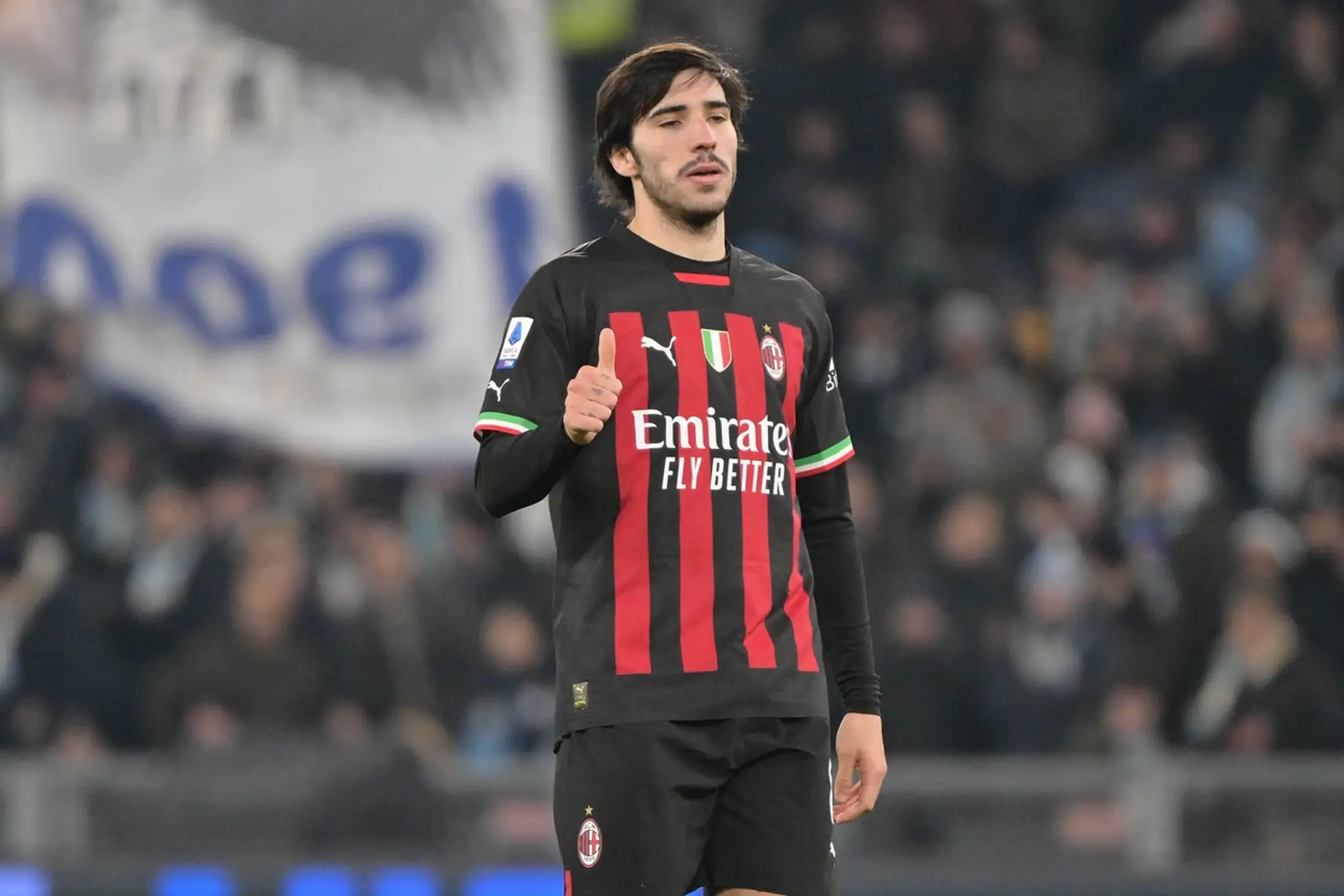 Sklamaný Sandro Tonali počas zápasu