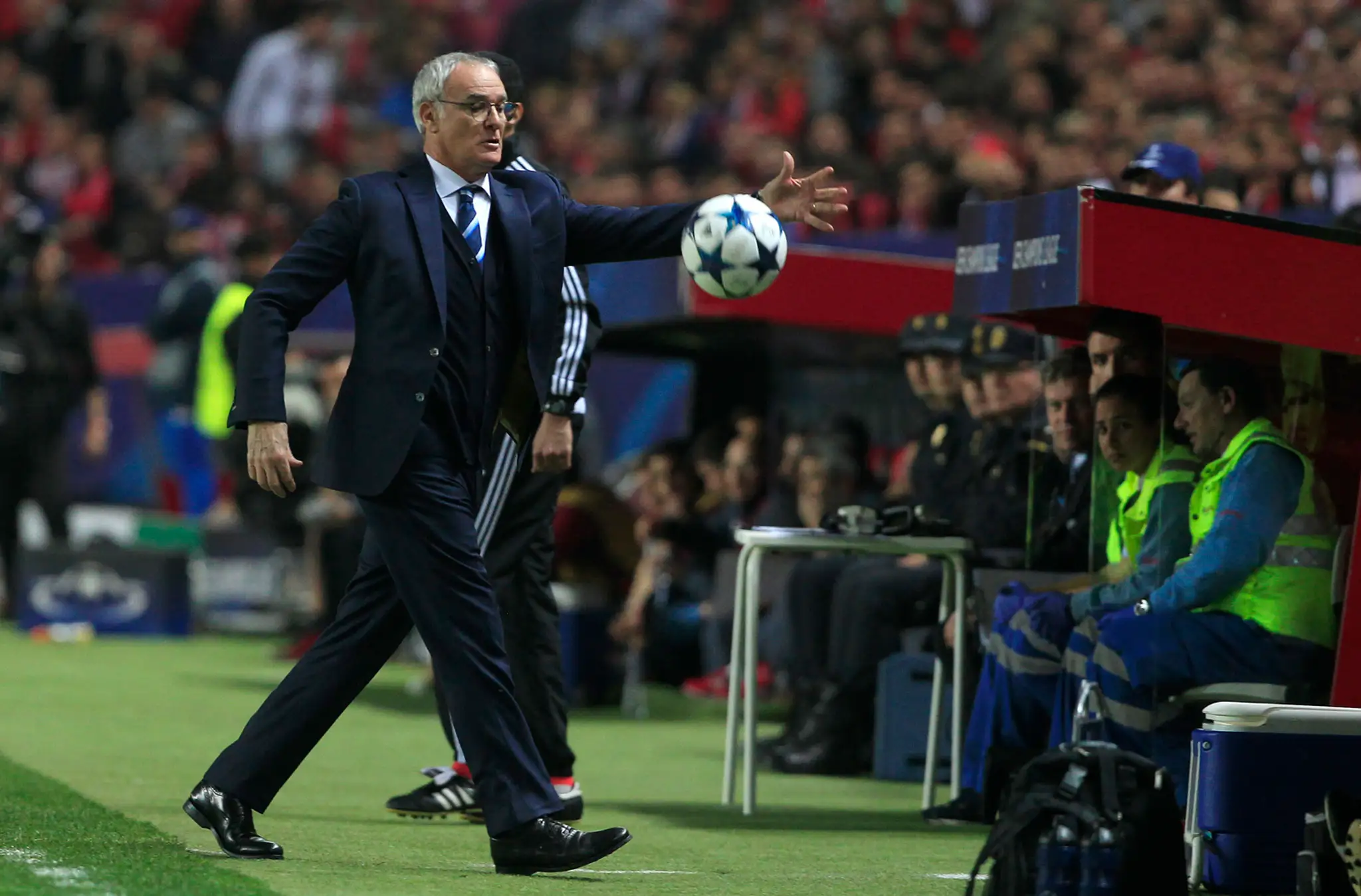 Lodivod Leicestru Claudio Ranieri chytá loptu v osemfinále LM proti Seville.