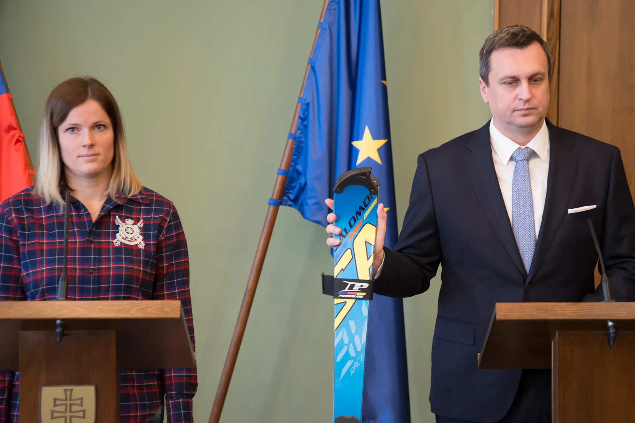 Andrej Danko prijal lyžiarku Veroniku Velez-Zuzulovú, jej otca Timoteja Zuzulu a otca lyžiarky Petry Vlhovej Igora Vlhu.