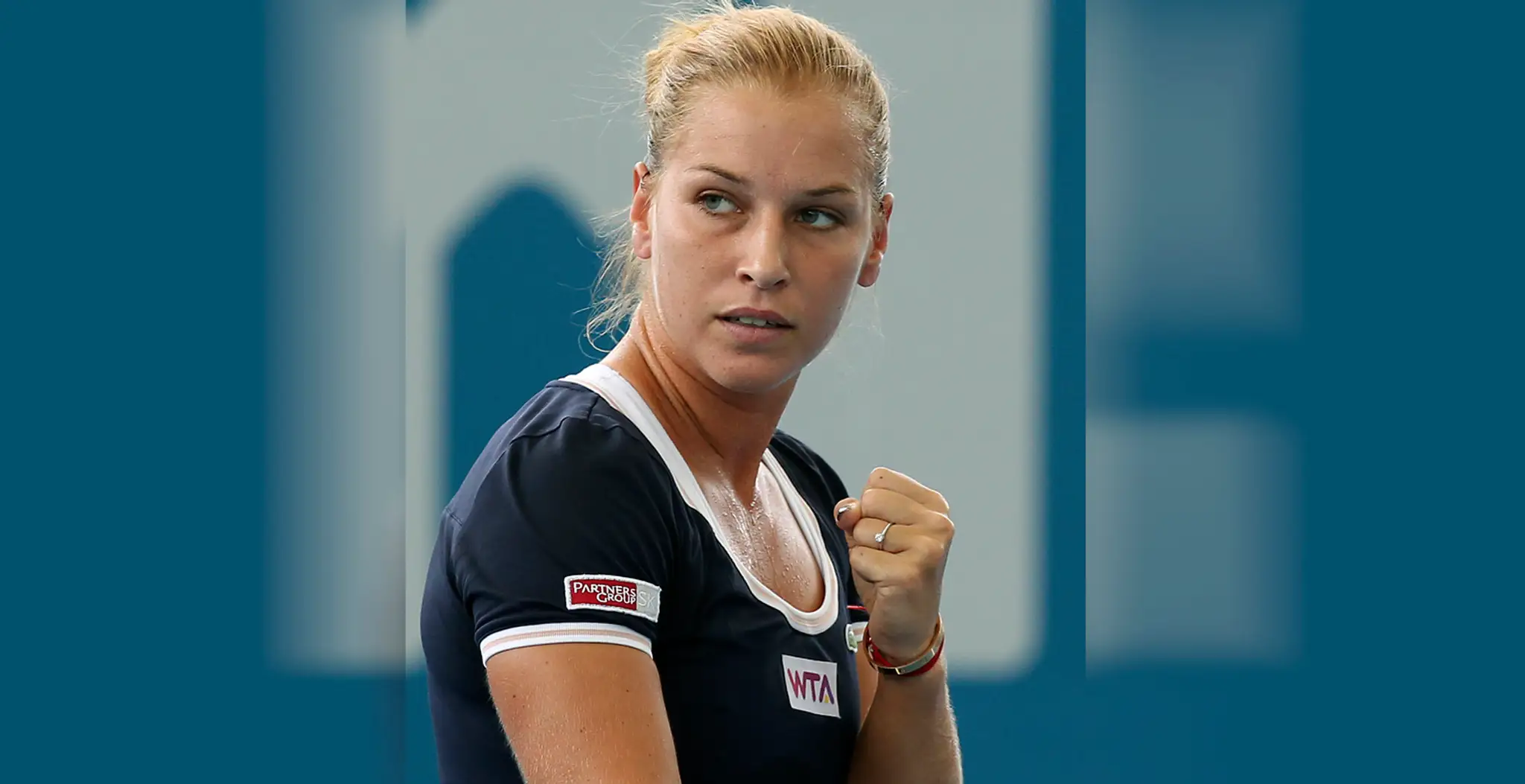 Slovenská tenistka Dominika Cibulková reaguje po bodovom zisku v zápase proti Japonke Kimiko Dateovej-Krummovej v druhom kole te