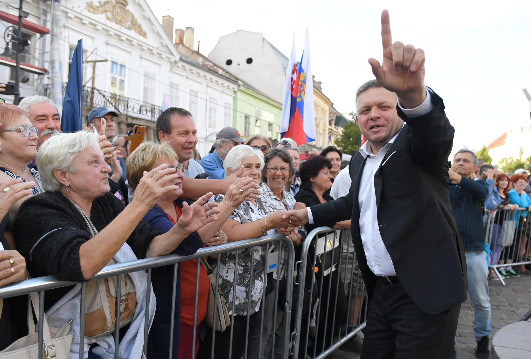 Na snímke vpravo predseda strany Smer-SD Robert Fico