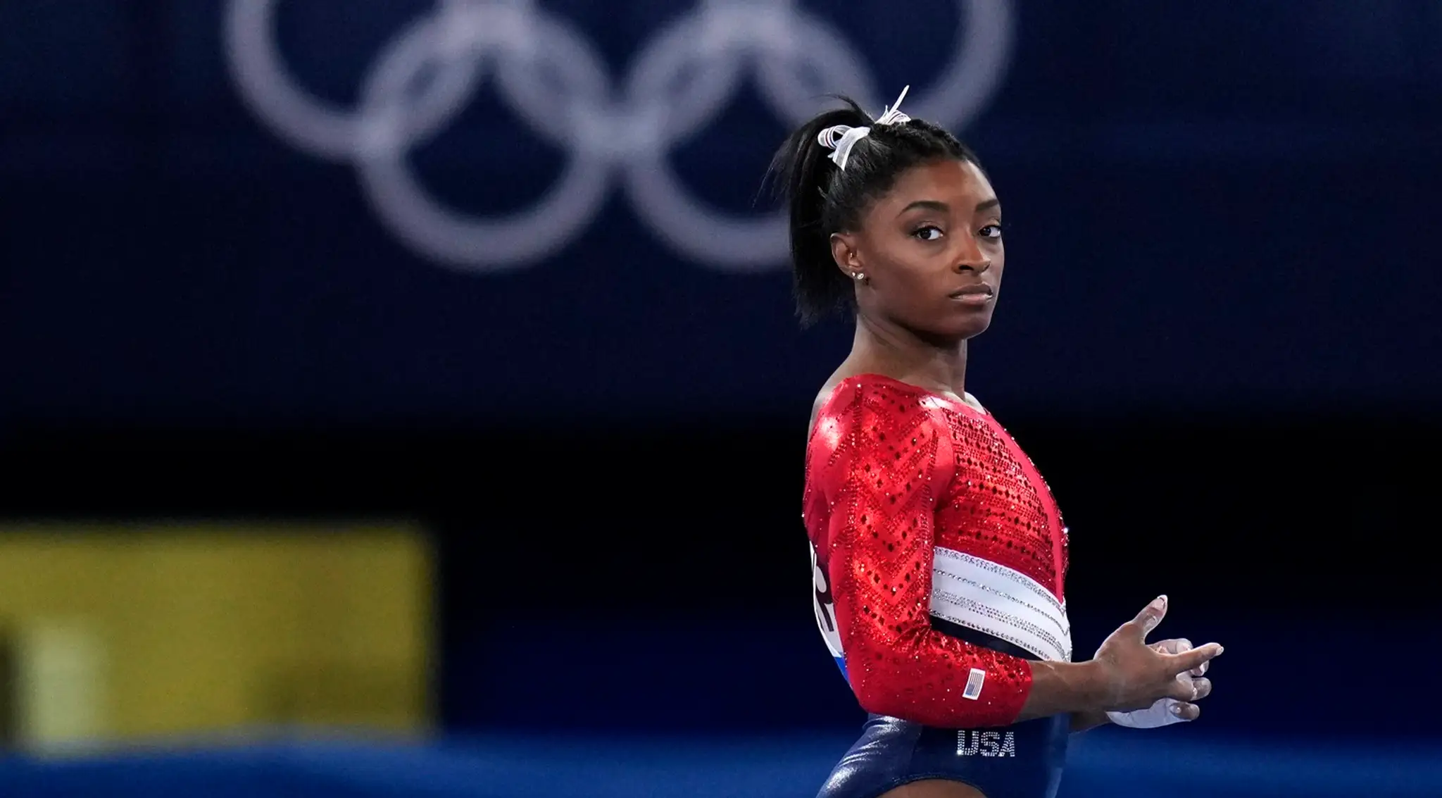 Na snímke americká gymnastická hviezda Simone Bilesová čaká na svoj pokus v preskoku vo finále viacboja družstiev.