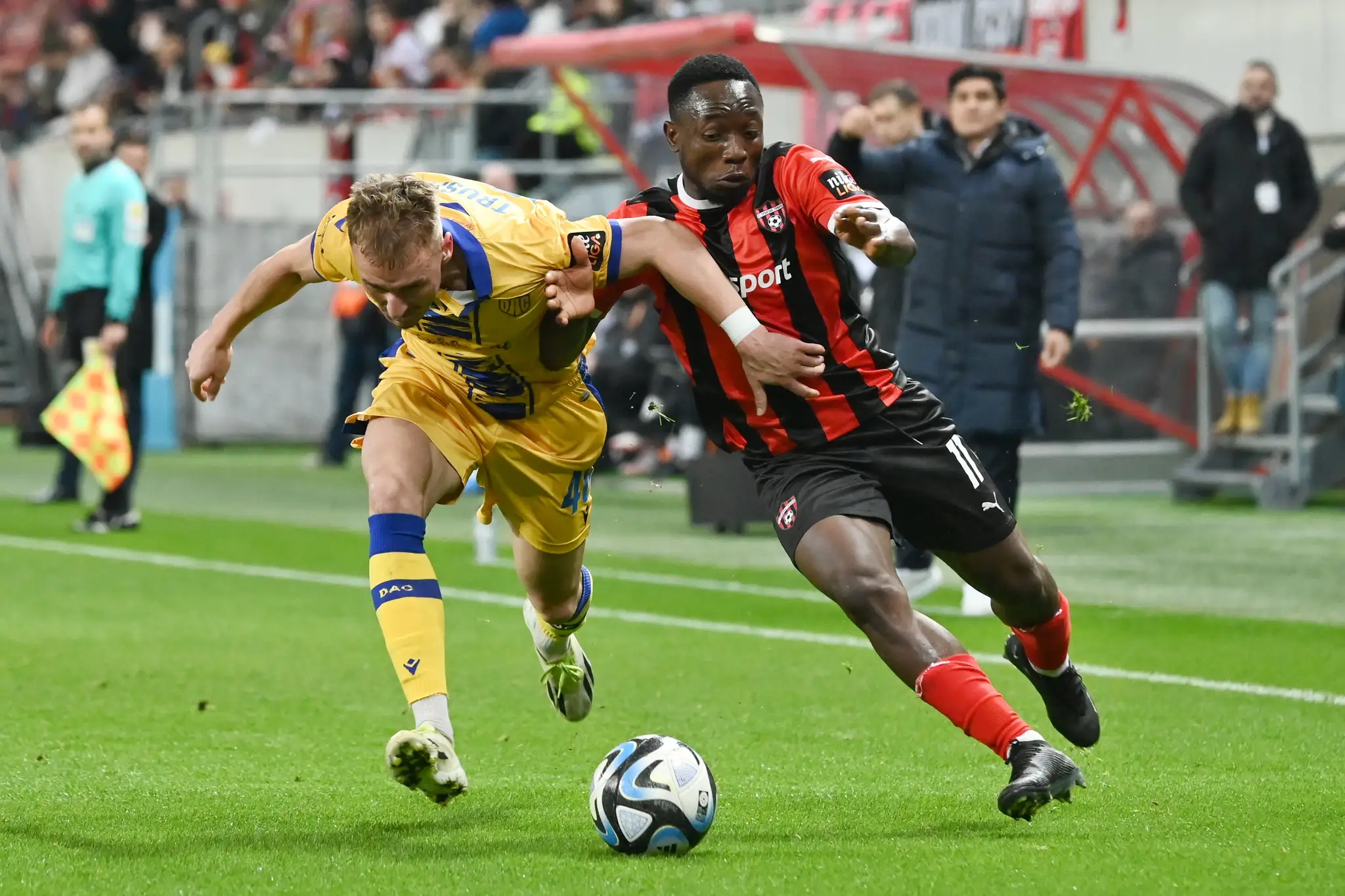 Vpravo hráč Spartaka Philip Azango a hráč DAC Matej Trusa v 20. kole Niké ligy.