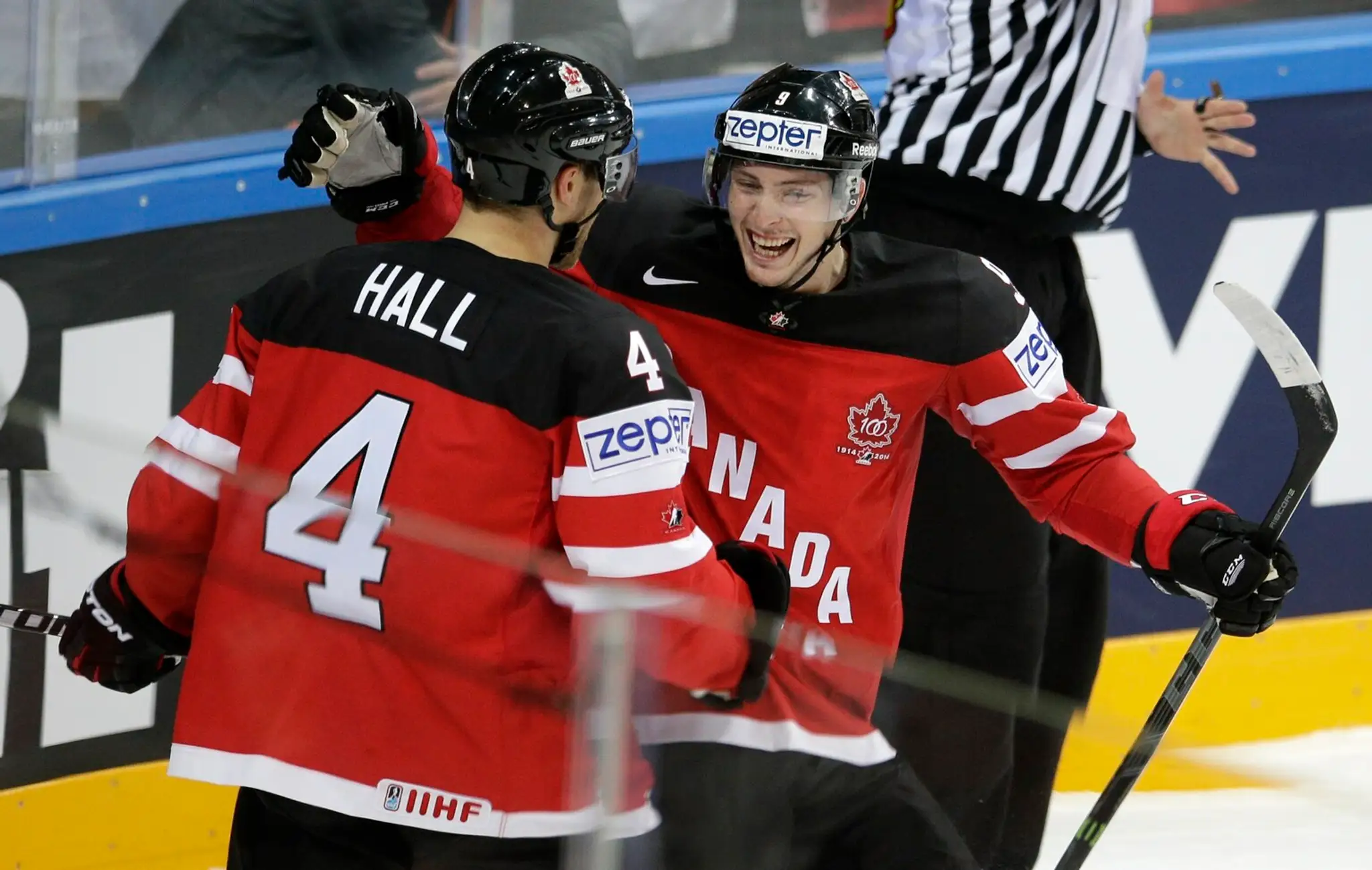 Taylor Hall oslavuje hetrik proti Nemecku.