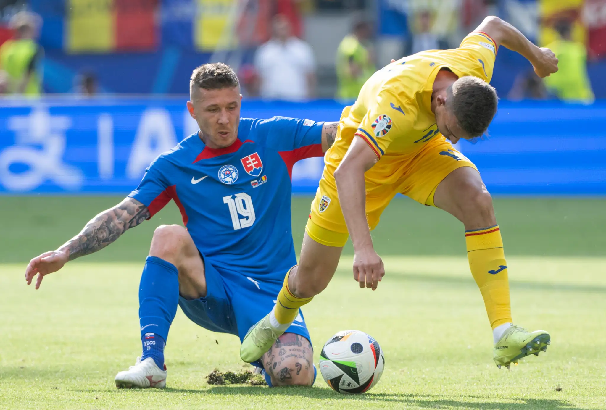 Zľava Juraj Kucka (Slovensko) a Nicusor Bancu (Rumunsko) počas zápasu na ME 2024.