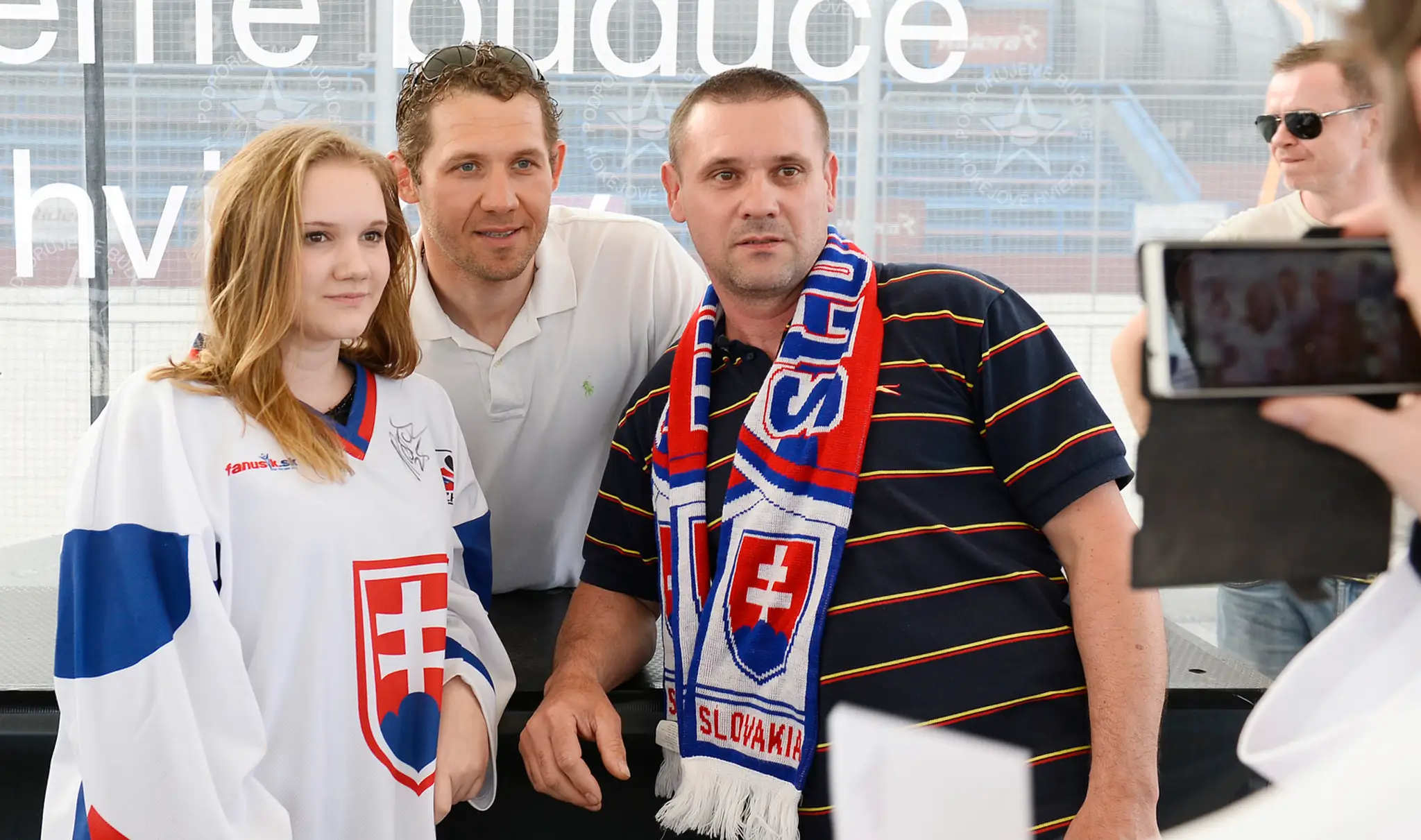 Ján Lašák rozdával pred ostravskou halou autogramy.