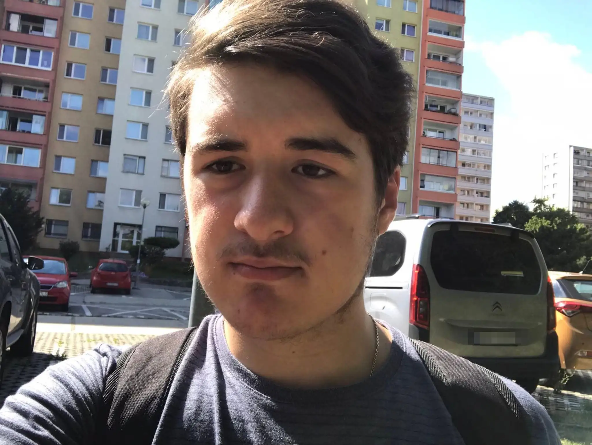 Juraj K. pred bydliskom premiéra.
