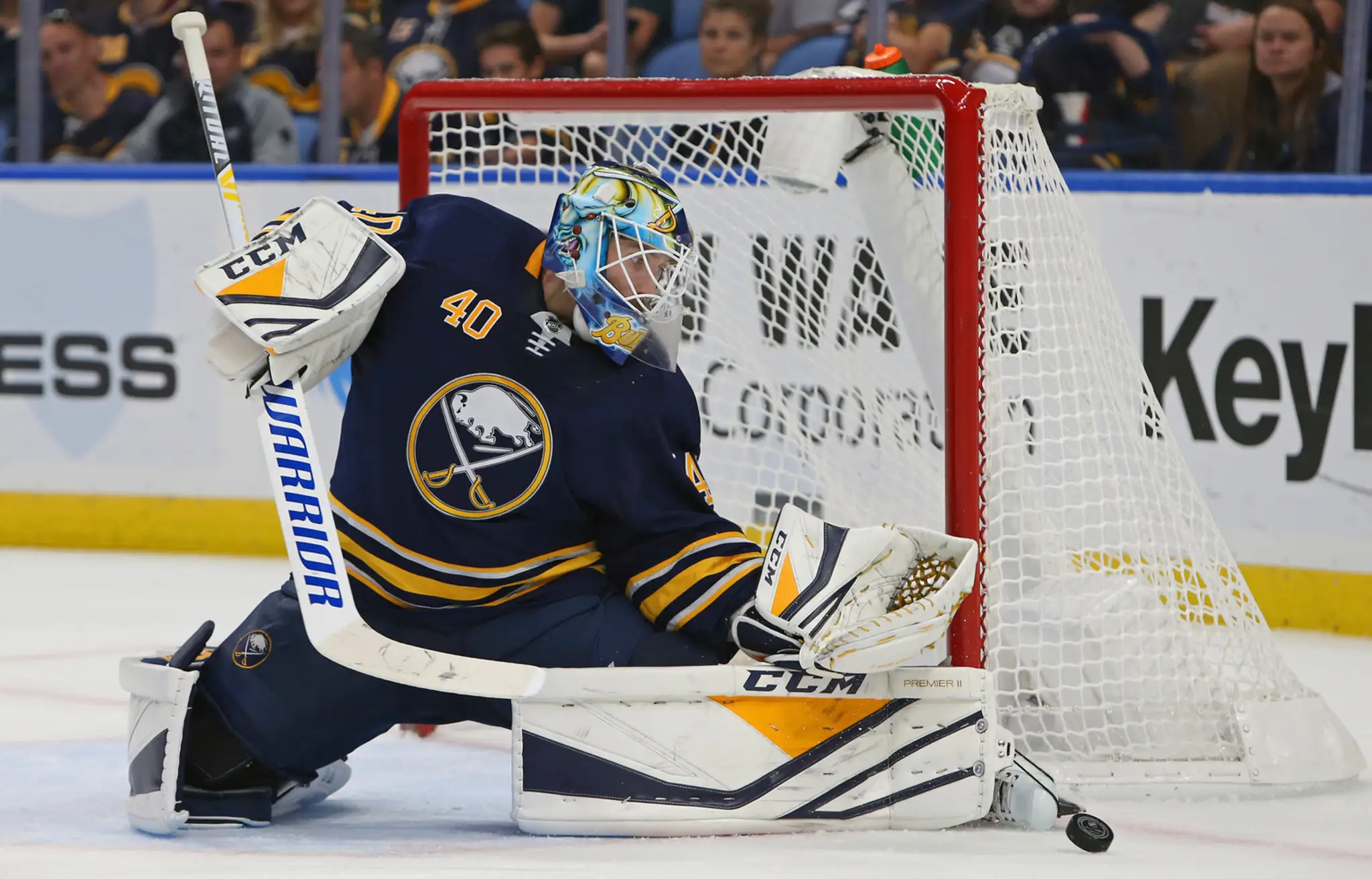 Gólman Buffala Carter Hutton v zápase proti Vegas.
