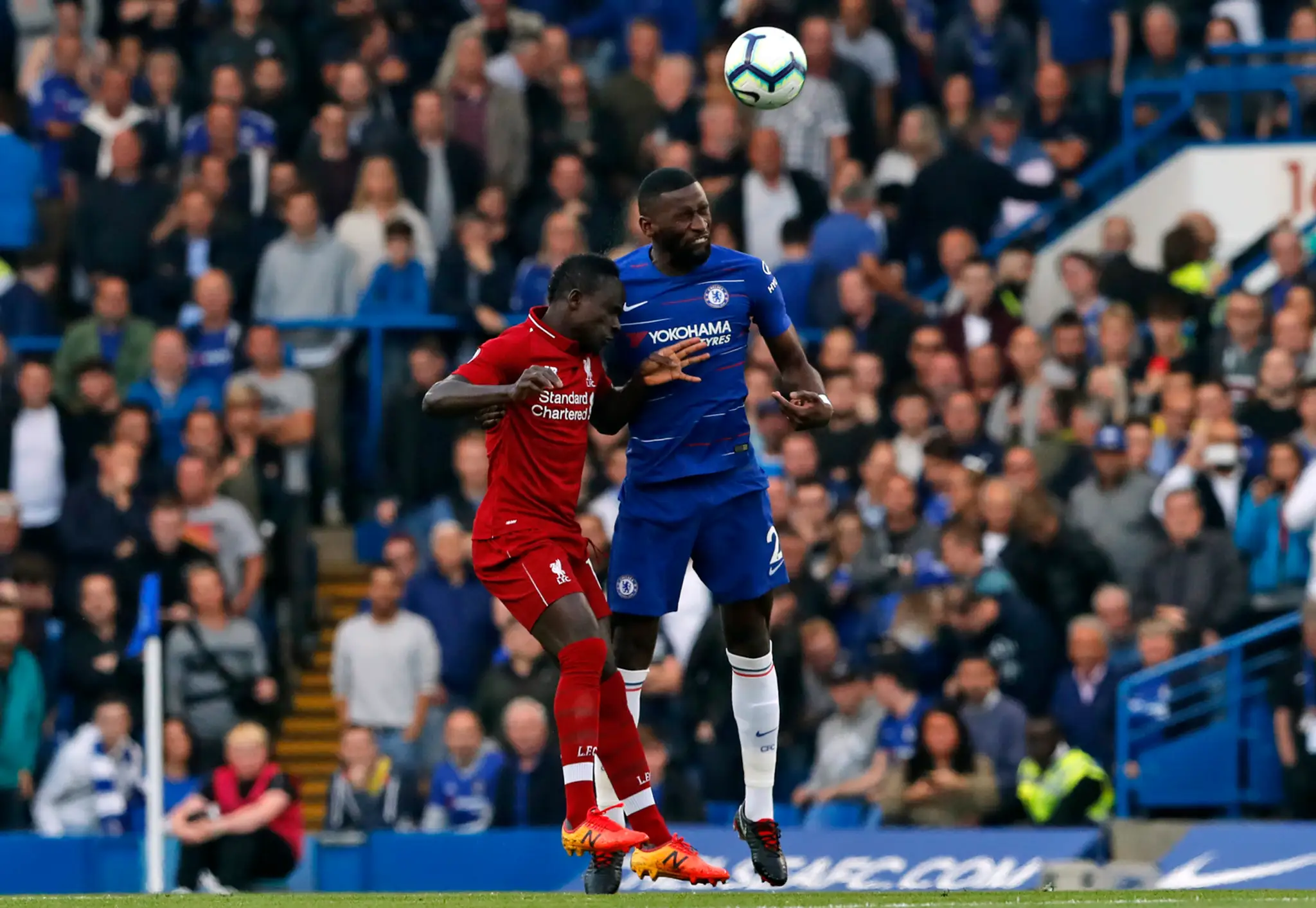 Hráč Chelsea Antonio Ruediger (vpravo) v súboji so Sadiom Maneom z Liverpoolu.