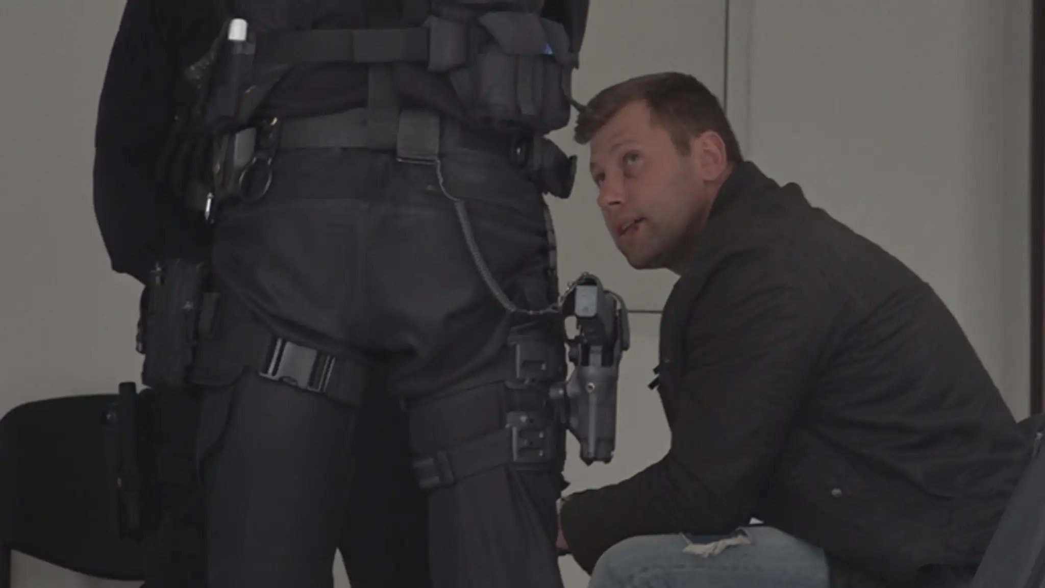 Obvinený policajt.