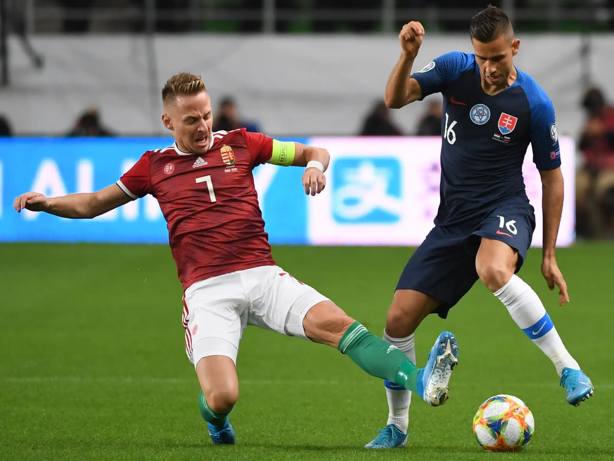 Zľava Maďari Lászlo Kleinheister a Ádám Szalai obklopili Stanislava Lobotku v dueli kvalifikácie ME 2020.
