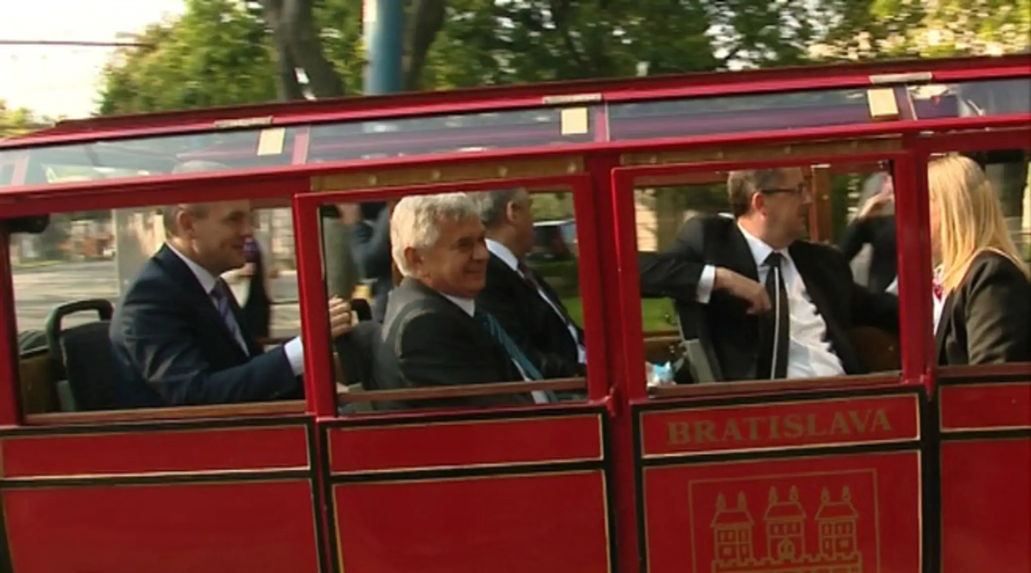 Ministri v rámci Týždňa mobility prišl na vládu vláčikom.