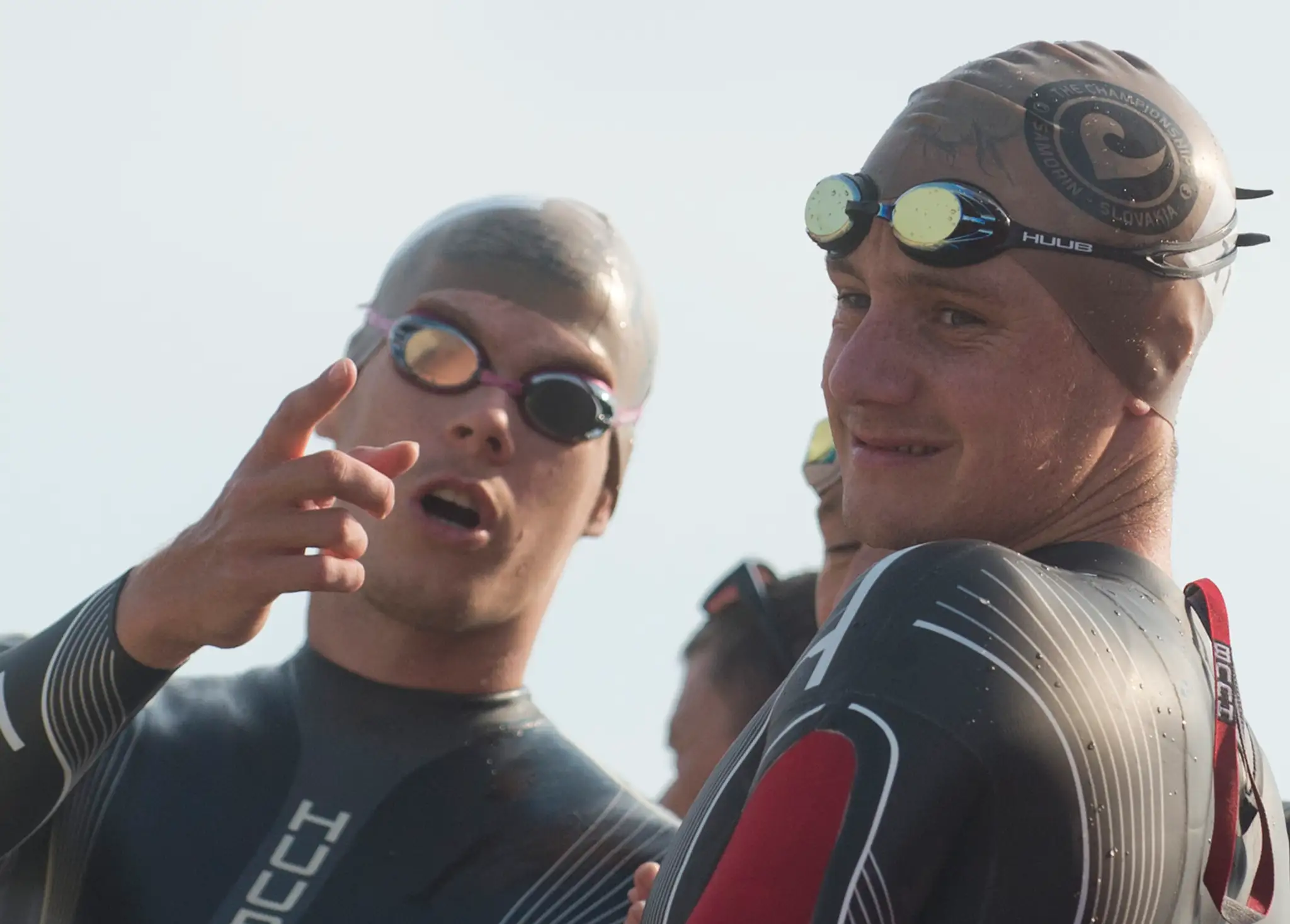 Richard Varga a vpravo Brit Alistair Brownlee pred štartom 1. ročníka triatlonu v Šamoríne.