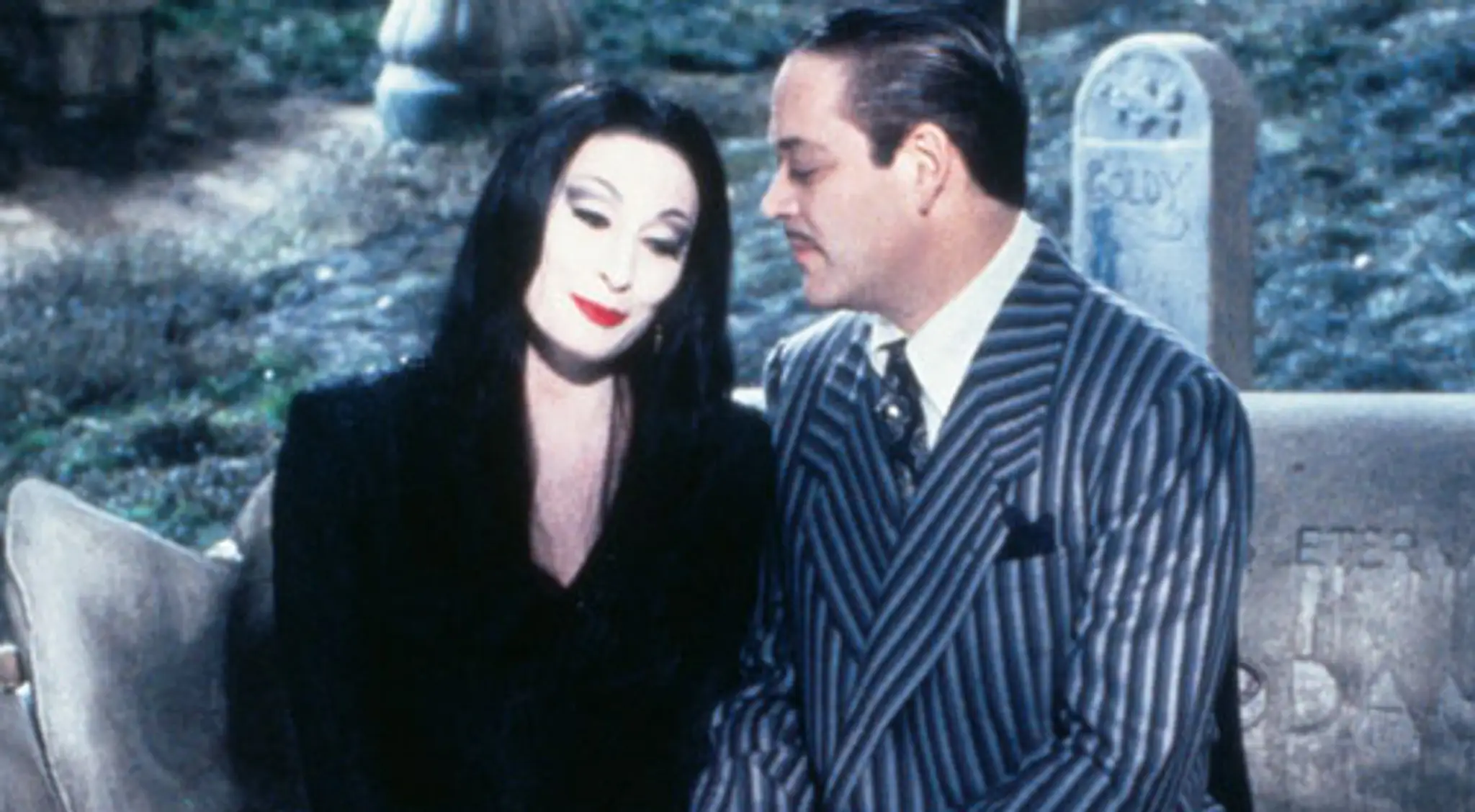 Gomez a Morticia v spoločnom filme Rodiny Addamsovcov z roku 1991.