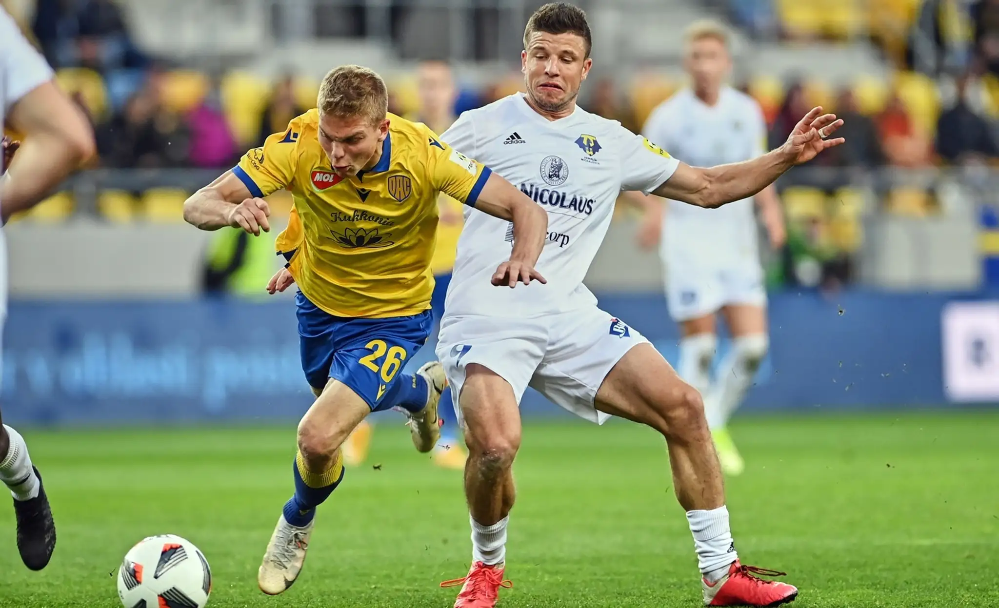 Futbalista DAC Dunajská Streda András Schäfer (vľavo) a hráč Michaloviec Matúš Marcin bojujú o loptu.