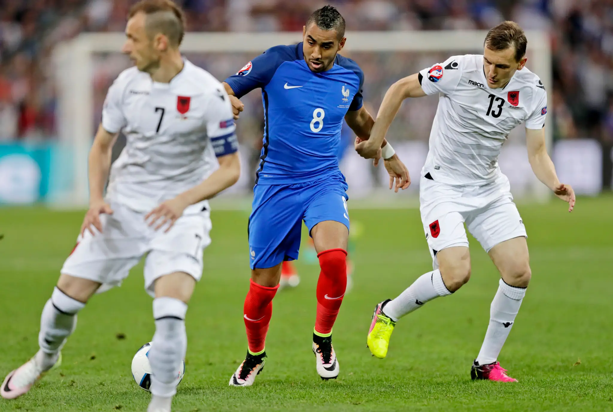 Francúzsky futbalista Dimitri Payet (uprostred) a hráči Albánska Burim Kukeli (vpravo) a Ansi Agolli (vľavo) v súboji.