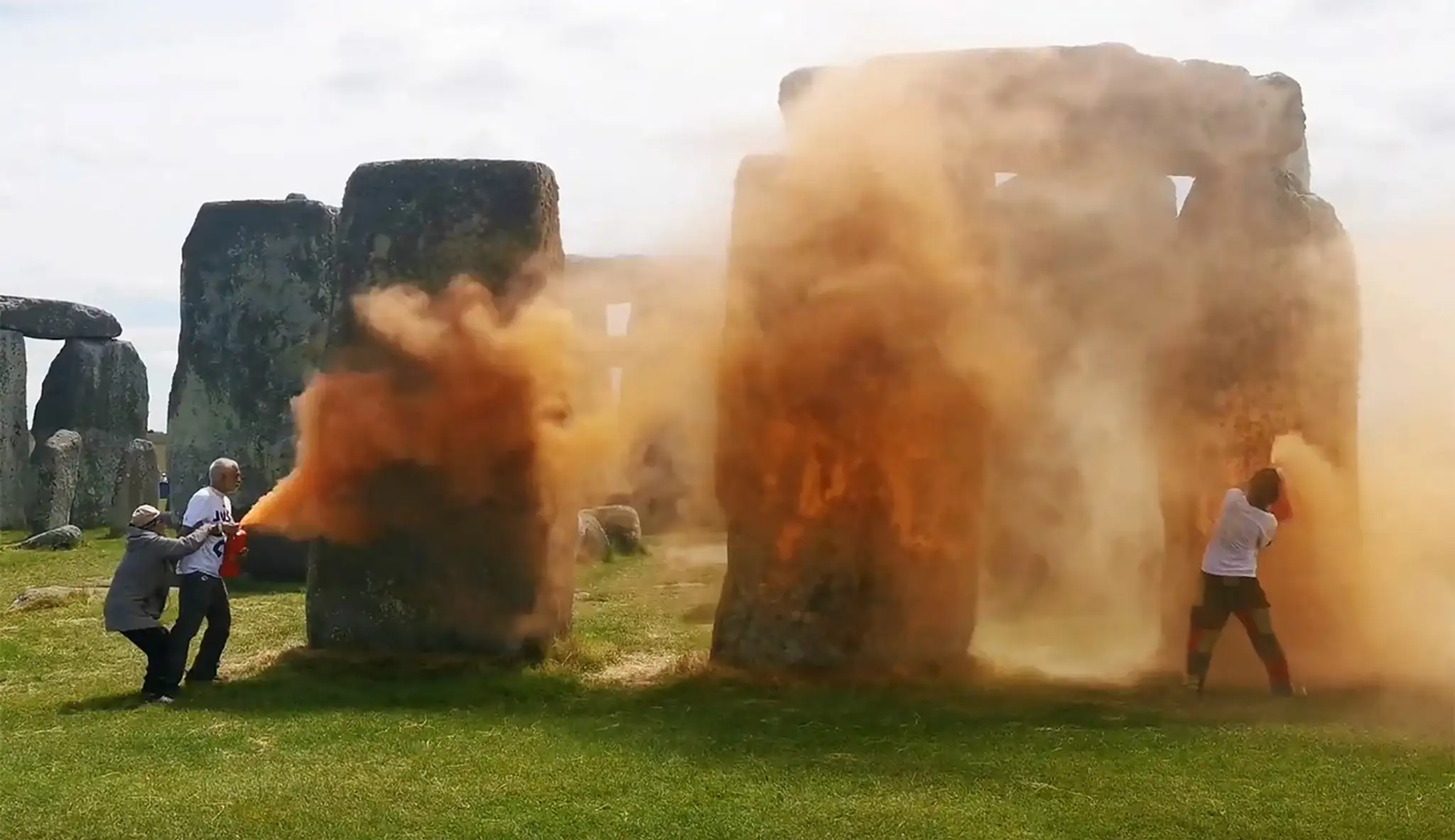 Klimatickí aktivisti nastriekali farbu na Stonehenge