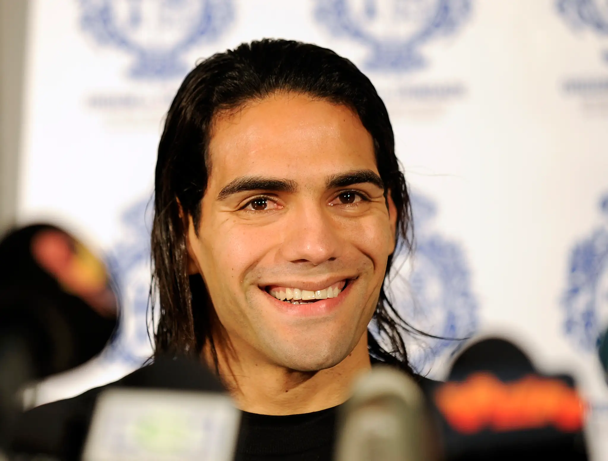 Kolumbijská futbalová hviezda Radamel Falcao sa usmieva počas tlačovej konferencie. 