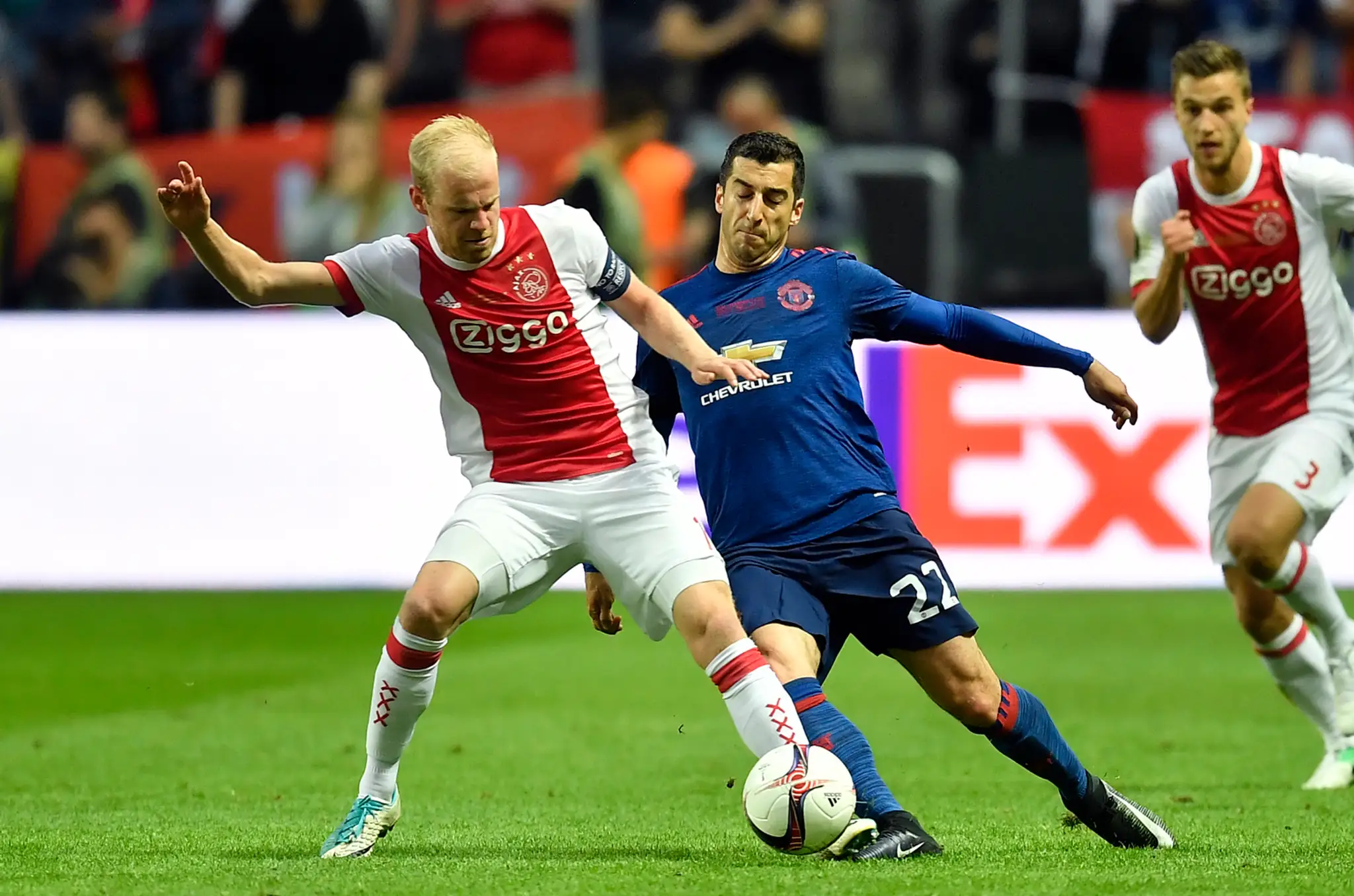 Kapitán Ajaxu Davy Klaassen (vľavo) súperí o loptu vo finále EL s Henrikom Mchitarjanom z ManUtd.