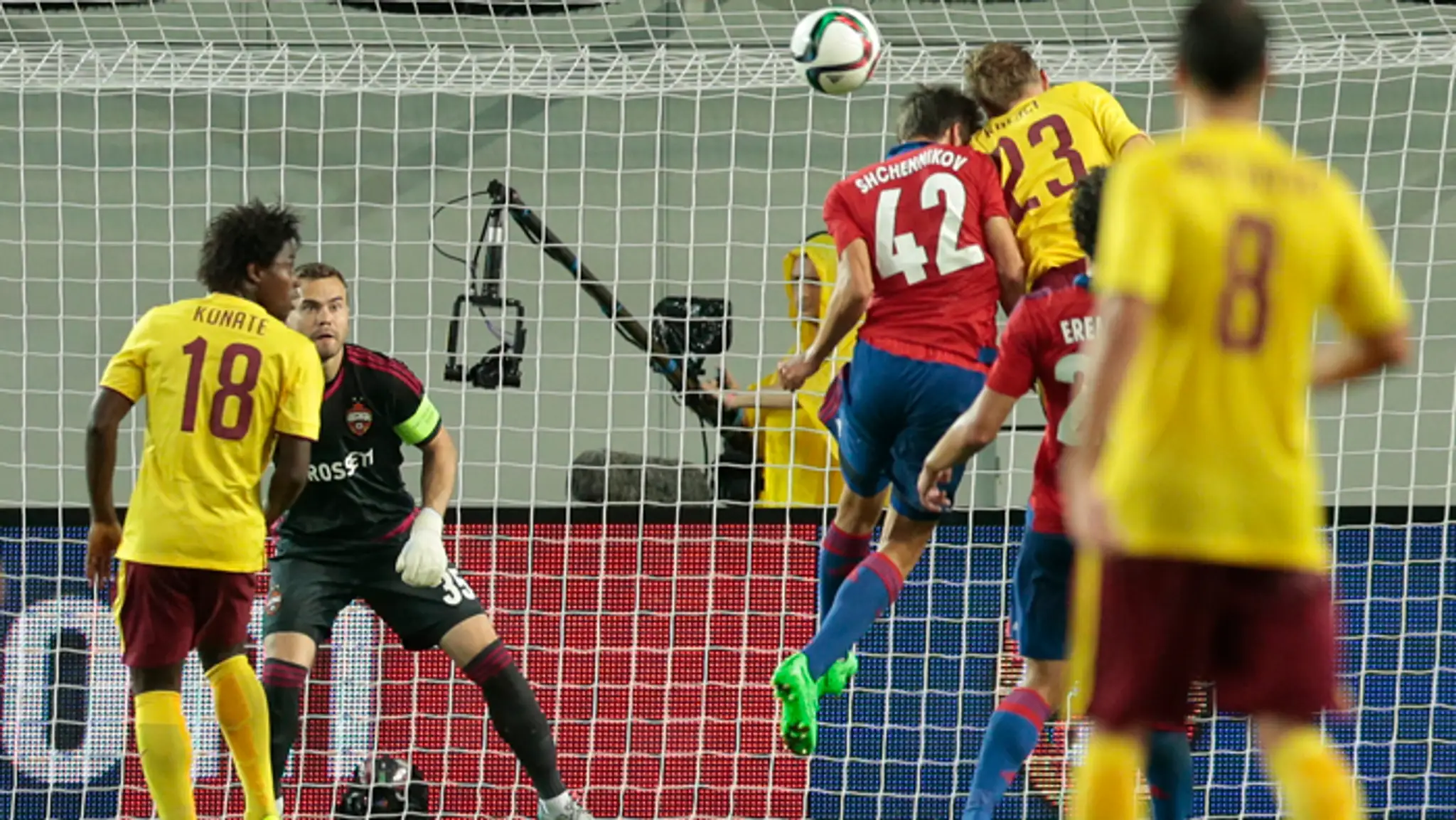  Ladislav Krejčí (Sparta Praha) strieľa hlavičkou vyrovnávajúci gól v 3. predkole Ligy majstrov do brány CSKA Moskva.