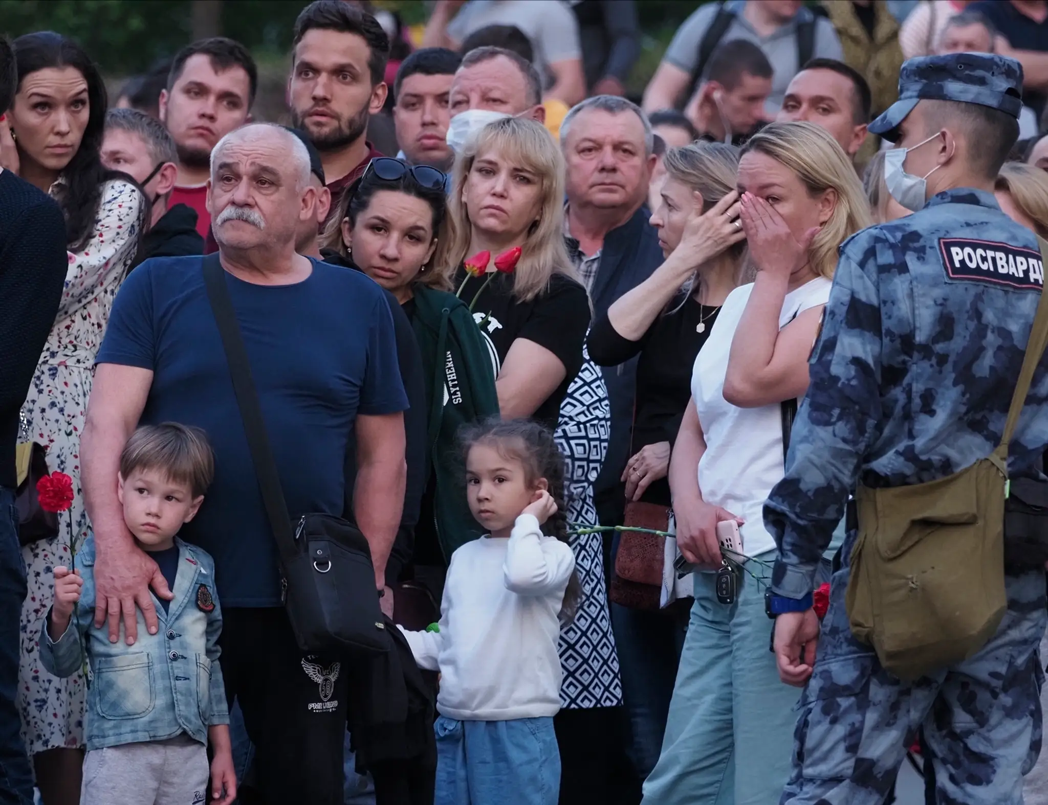 Ľudia vyjadrujú sústrasť po streľbe na škole v Kazani