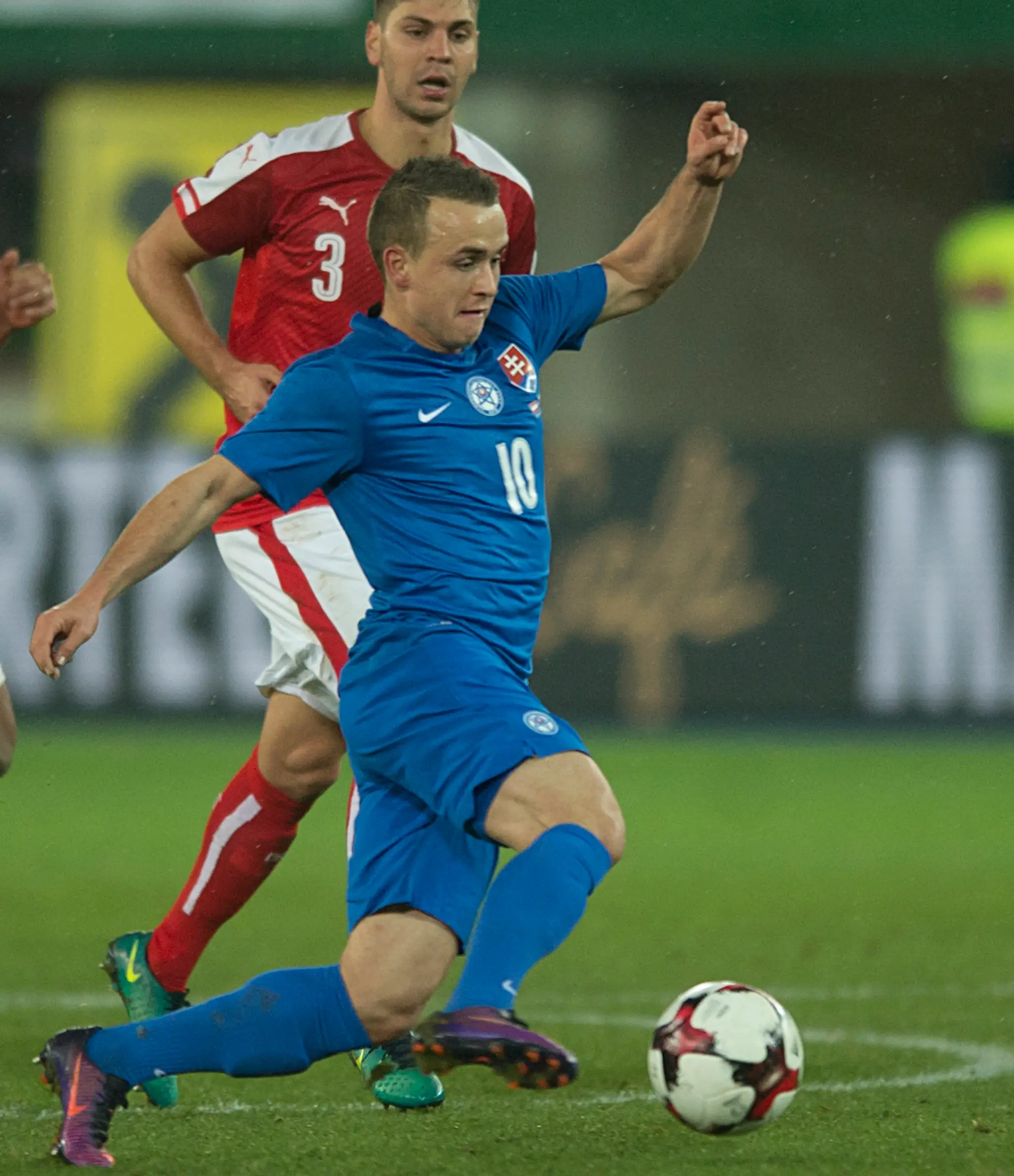Mladý stredopoliar Stanislav Lobotka počas duelu SR na pôde Rakúska v rámci prípravy.