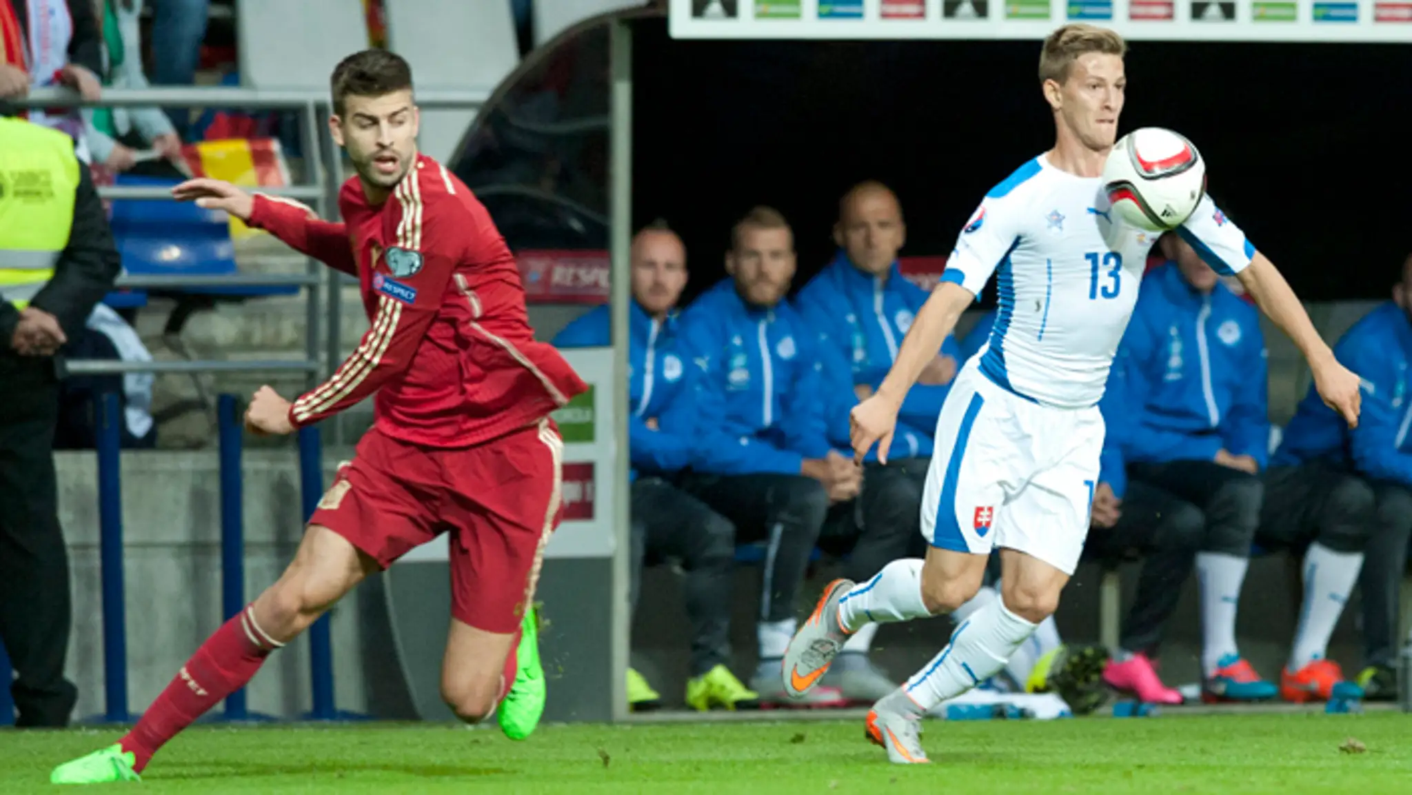 Na archívnej snímke z kvalifikácie Patrik Hrošovský (Slovensko) a vľavo Gerard Pique (Španielsko).