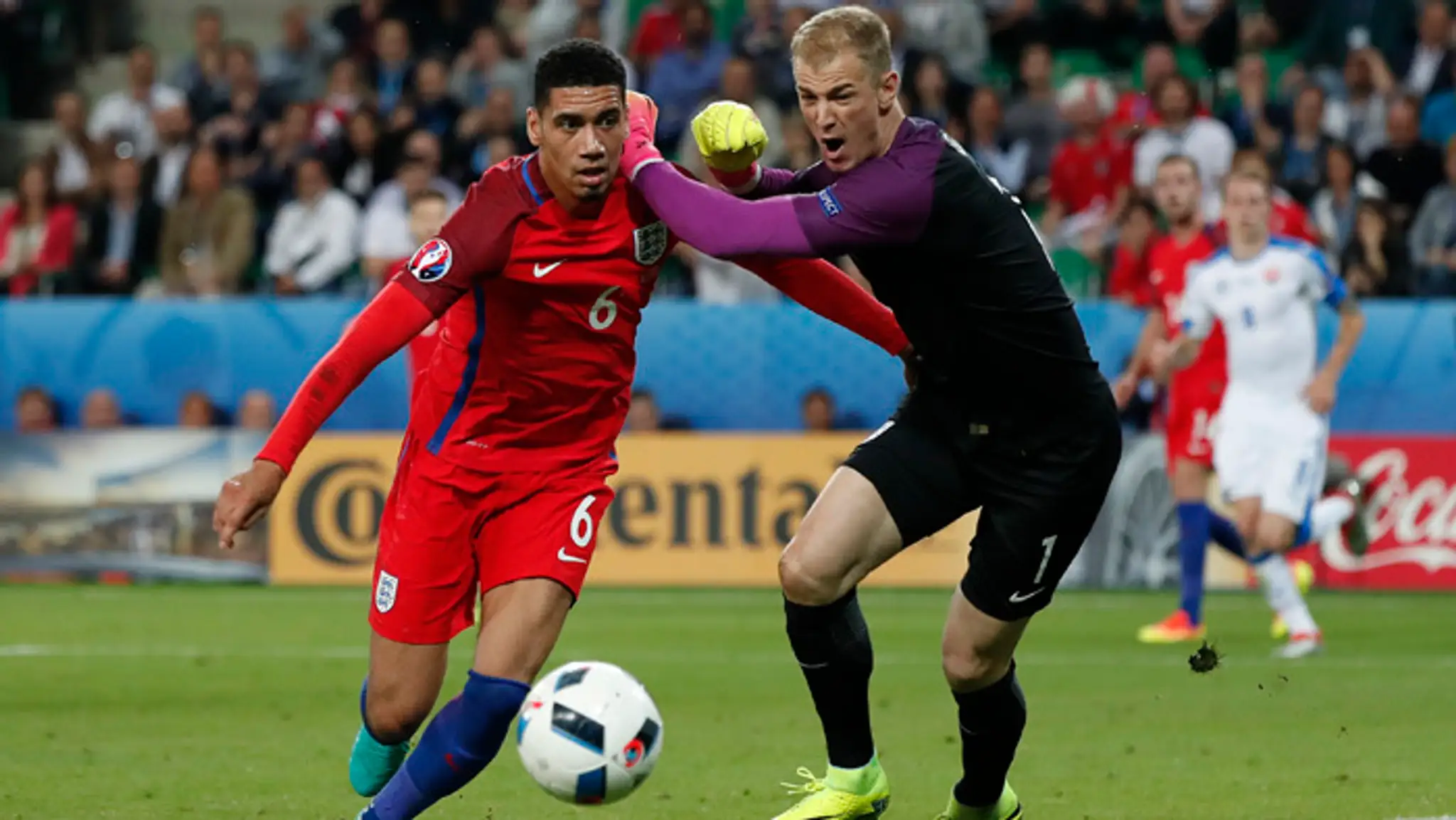 Anglický brankár Joe Hart so spoluhráčom Chrisom Smallingom v zápase proti Slovensku.