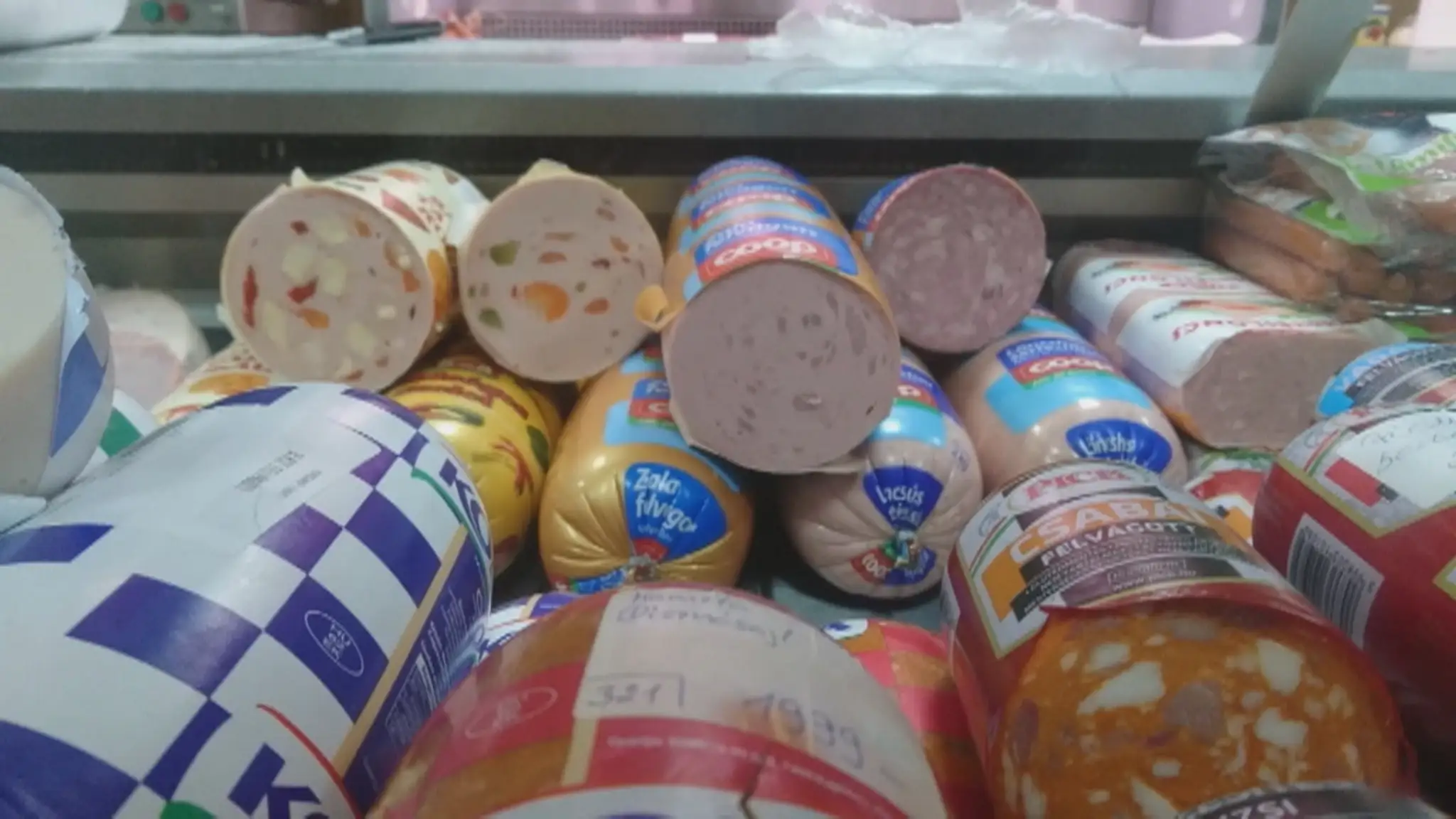 Radosť slovenských hokejbalistov po góle proti Kanade.