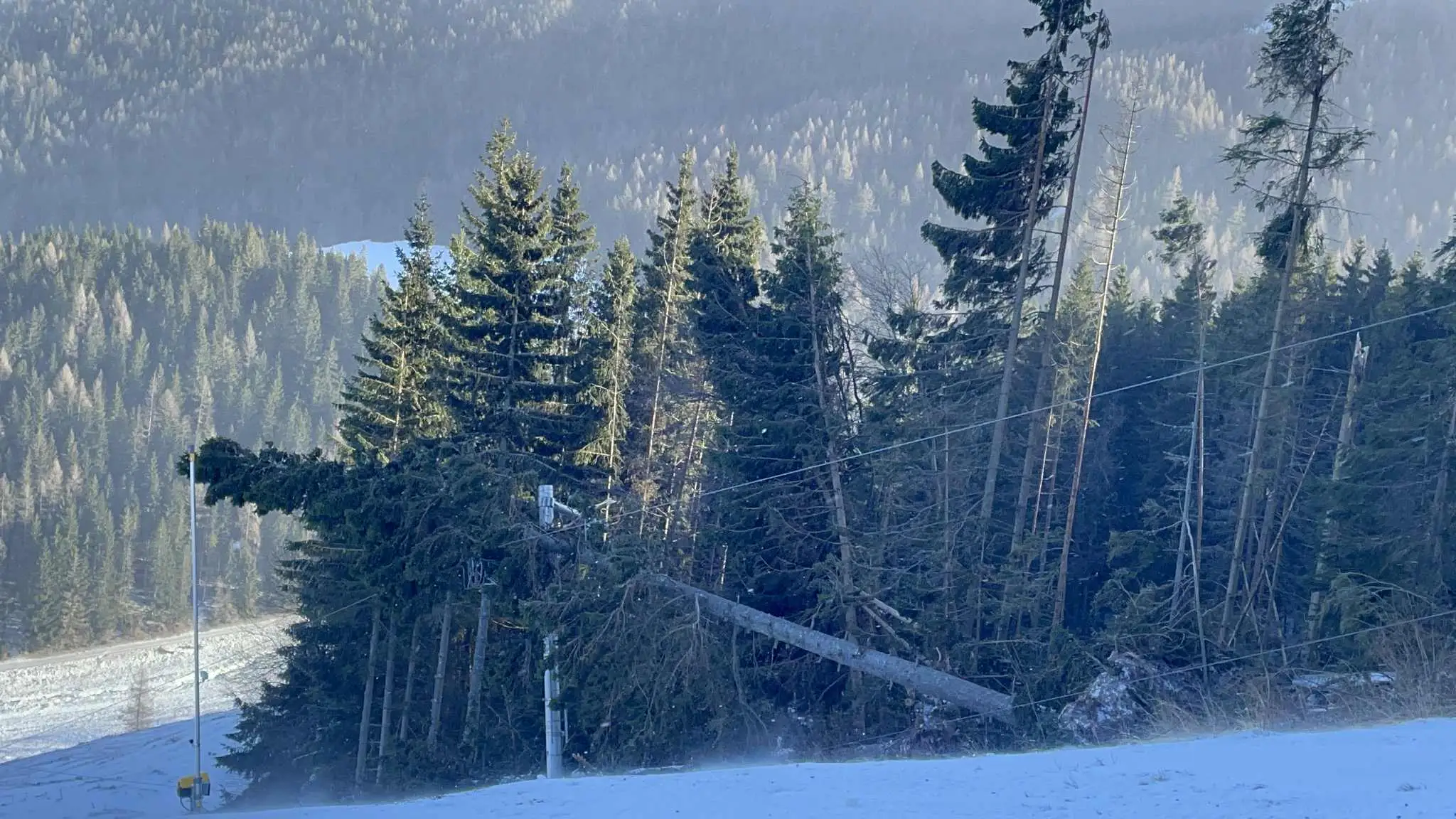 Silný vietor napáchal škody v SKI Resorte Smrečiny.