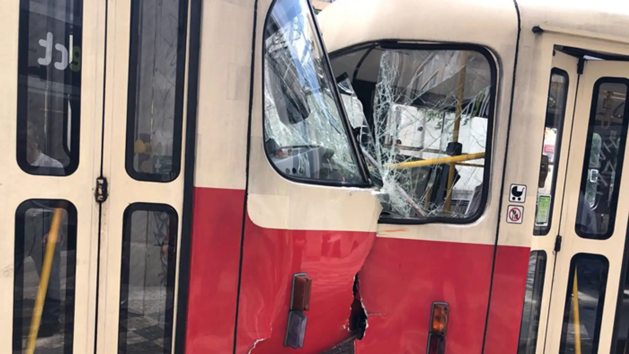 V pražskej Ječné ulici sa zrazili dve električky.