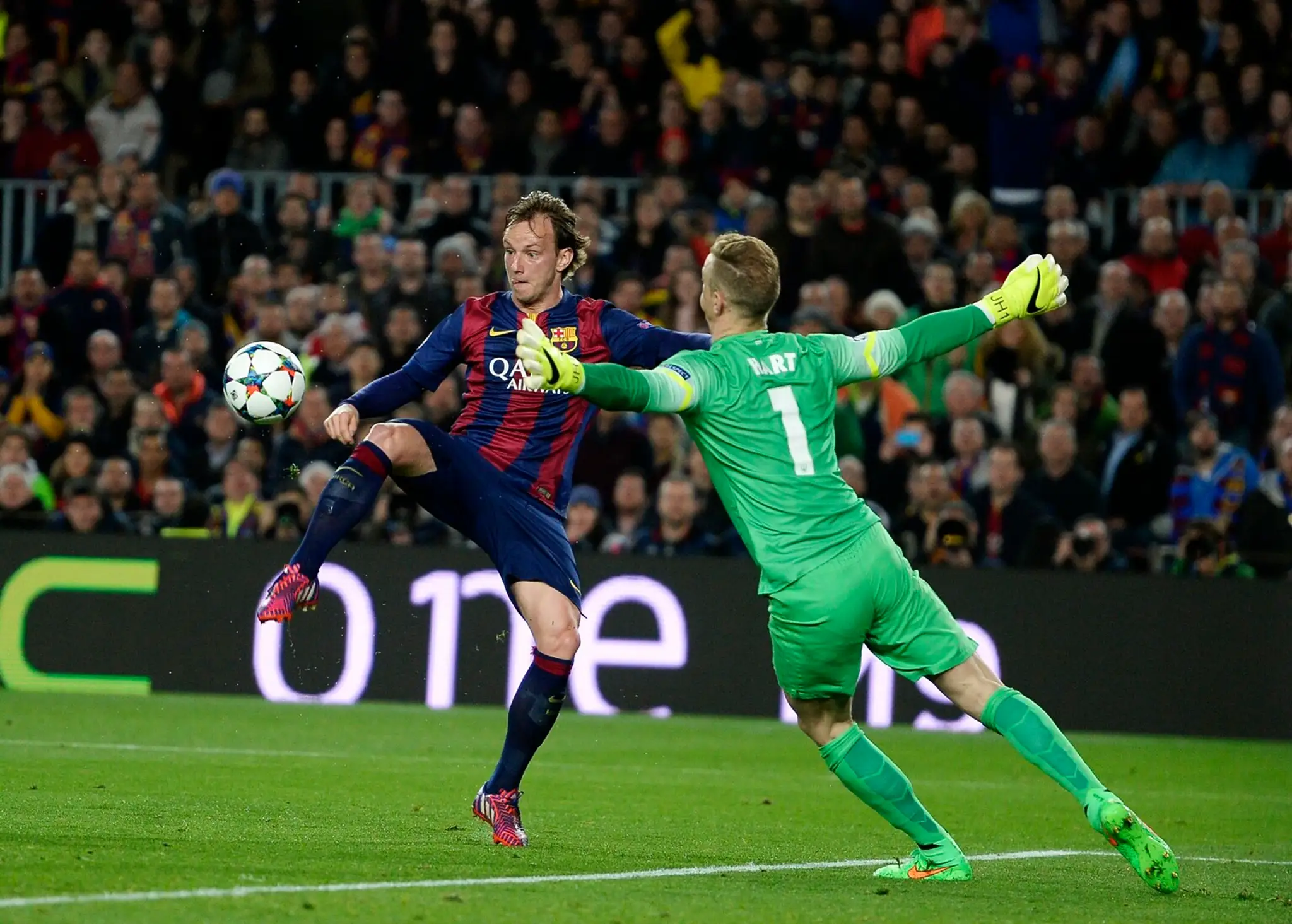 Hráč Barcelony Ivan Rakitič strieľa gól, vpravo brankár City Joe Hart v semifinále Ligy majstrov FC Barcelona - Manchester City.