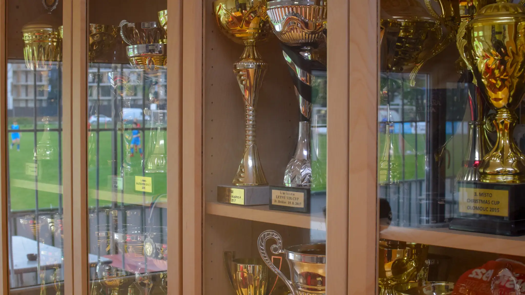 Vitrína s trofejami v zasadačke NŠK.