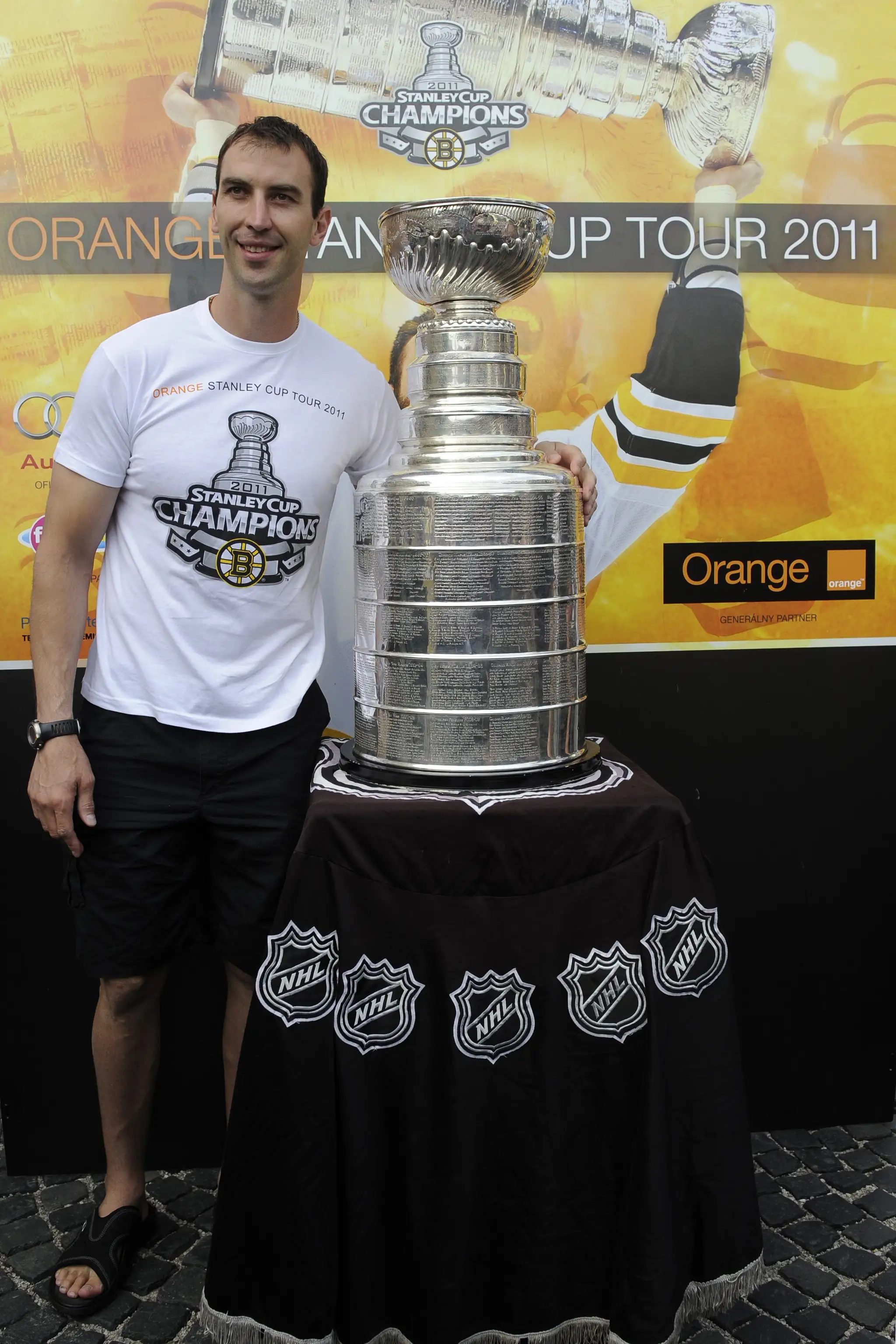 Kapitán Bostonu Bruins Zdeno Chára prináša Stanleyho pohár do centra rodného mesta 23. júla 2011 v Trenčíne.