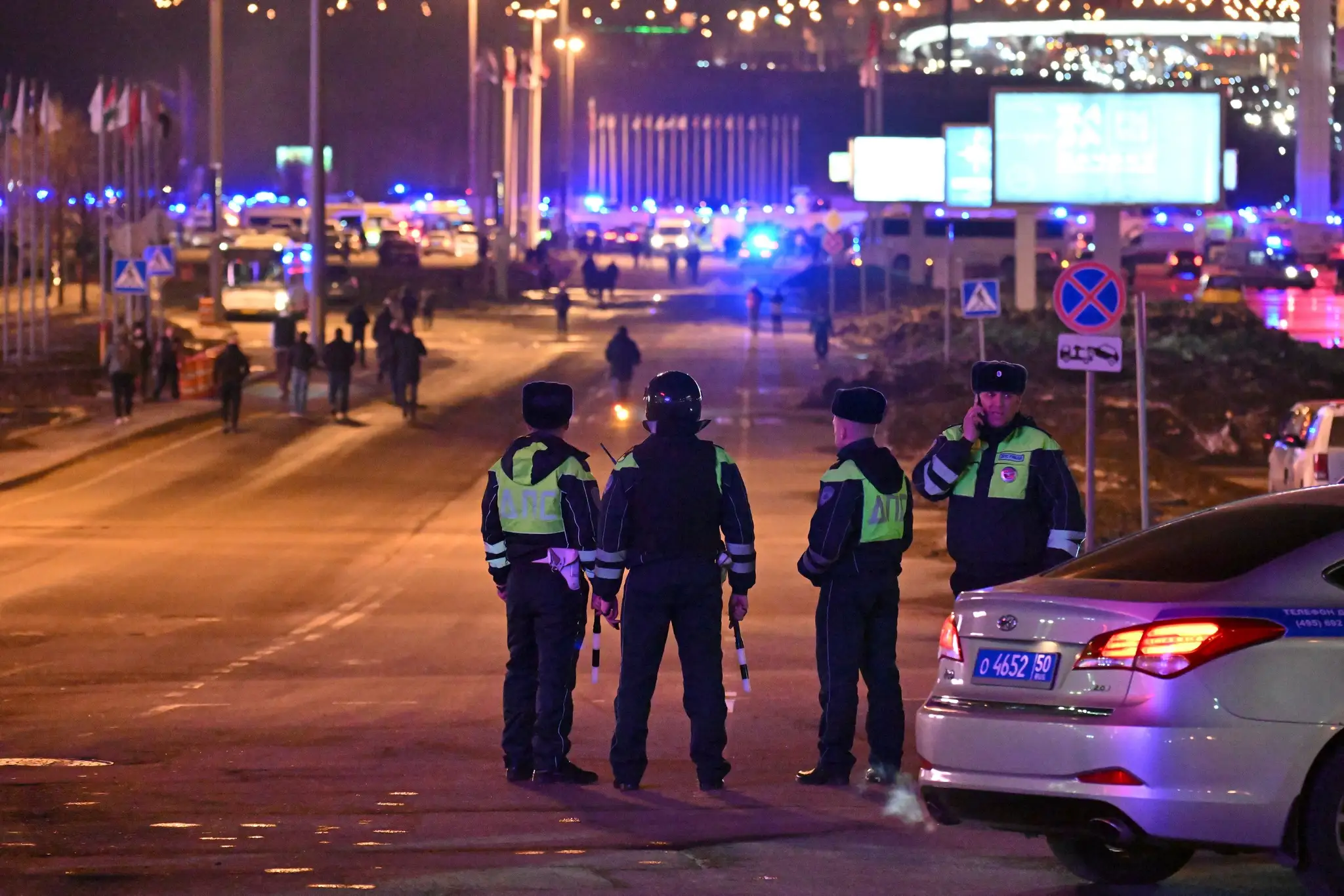 Polícia blokuje cestu k Crocus City Hall.