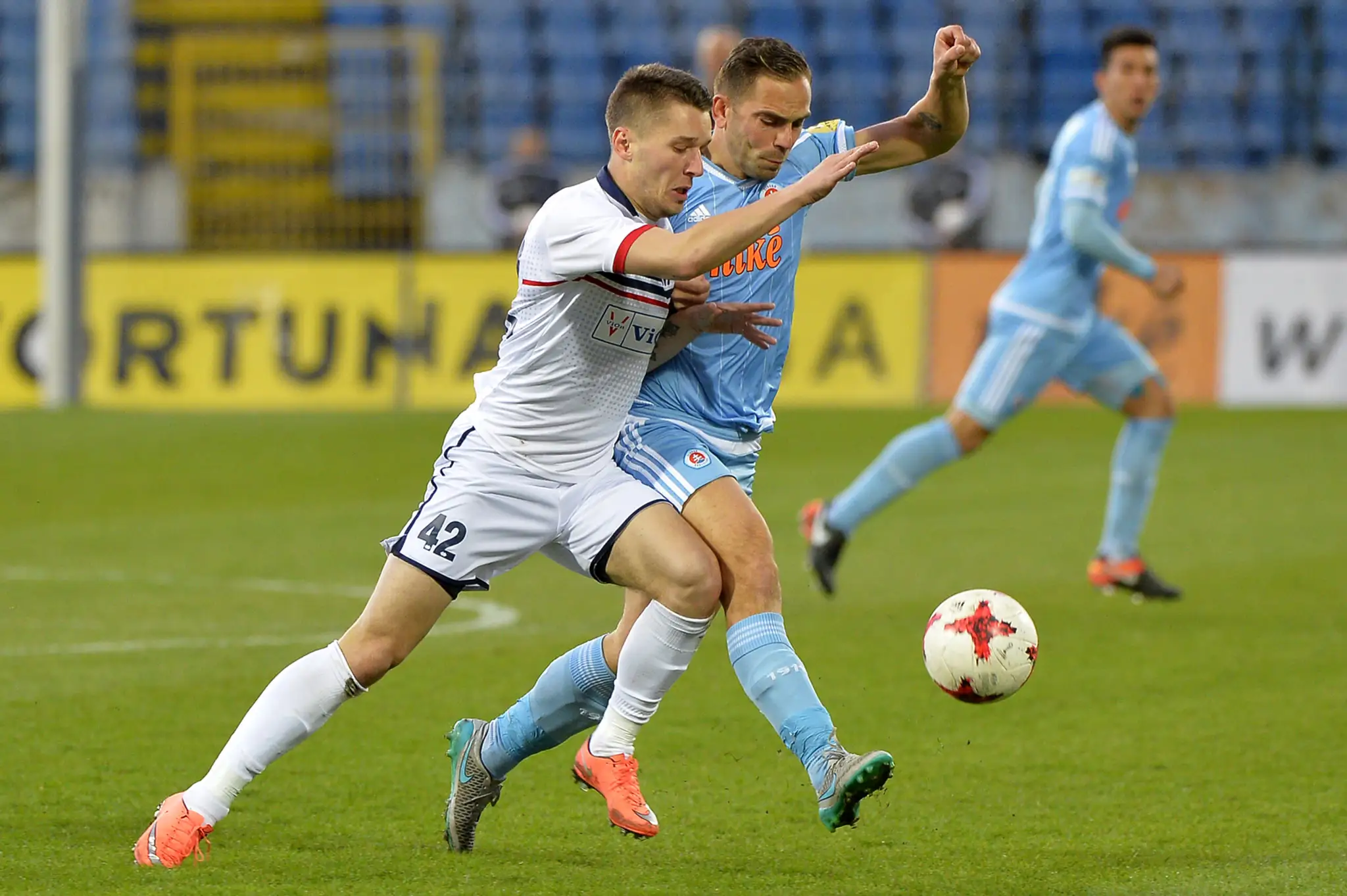 Na snímke v popredí vpravo Tomáš Kóňa zo Slovana a Michal Pintér zo Zlatých Moraviec