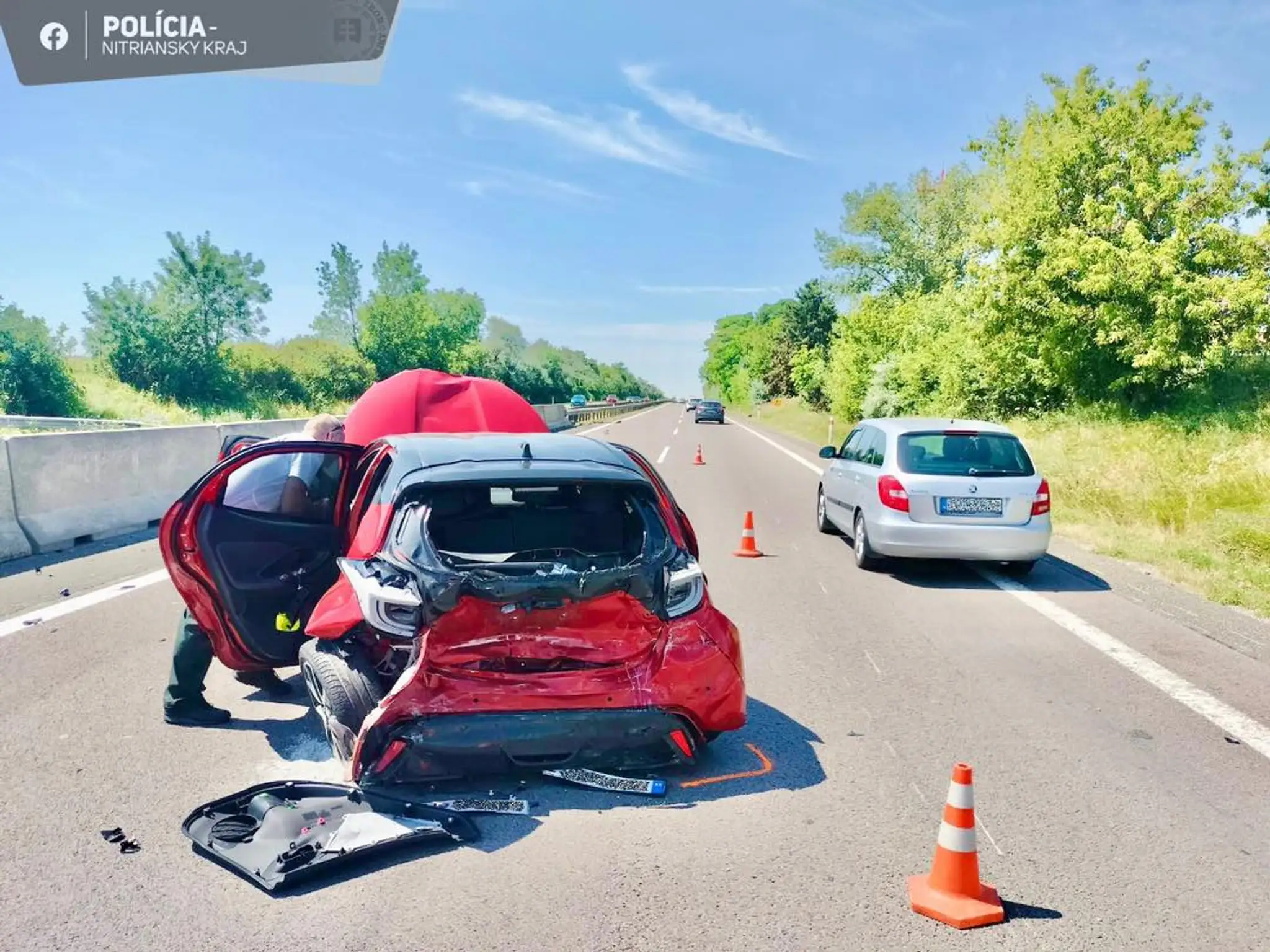 Jedno z havarovaných áut na R1.