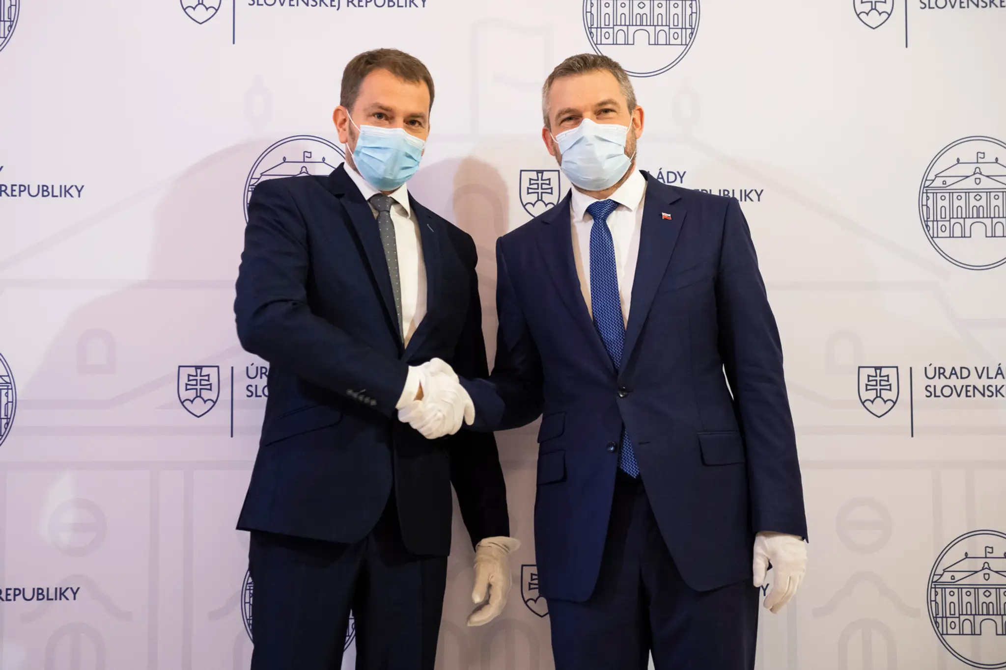Zľava novovymenovaný predseda vlády Igor Matovič preberá úrad od expremiéra Petra Pellegriniho na Úrade vlády
