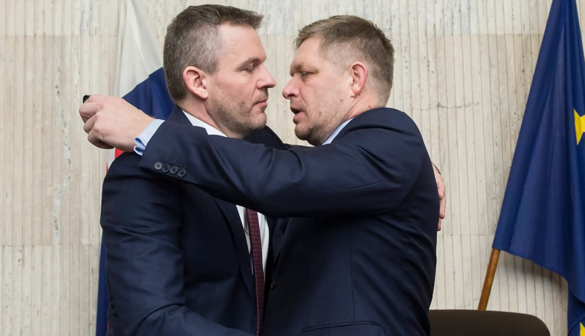 Na snímke vpravo odchádzajúci premiér SR Robert Fico a vľavo dezignovaný premiér Peter Pellegrini