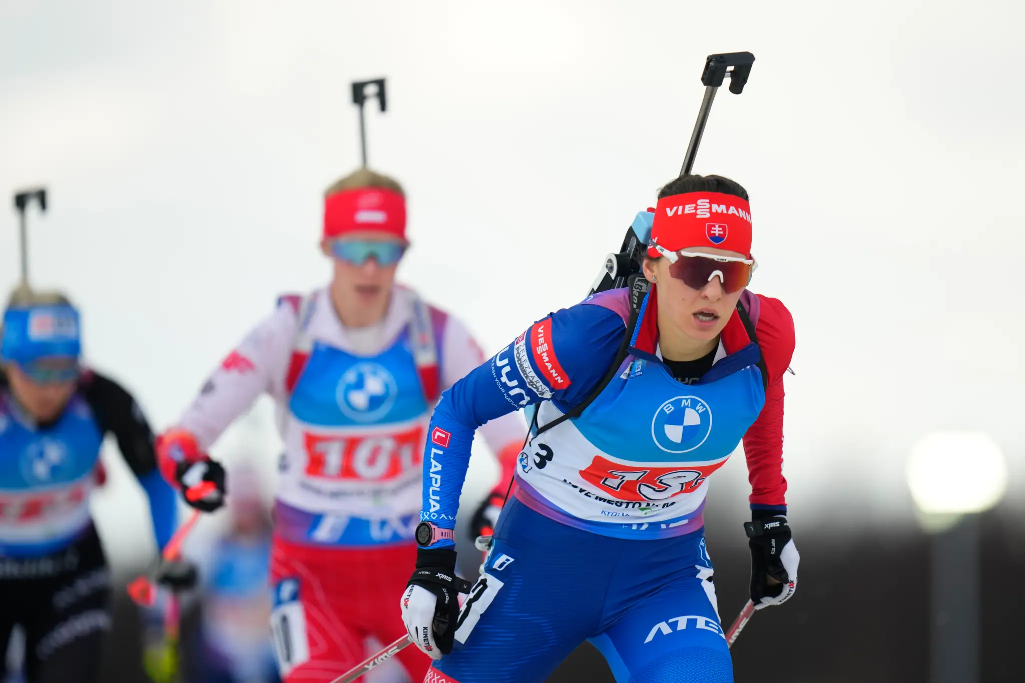 Na snímke vpravo slovenská biatlonistka Zuzana Remeňová.