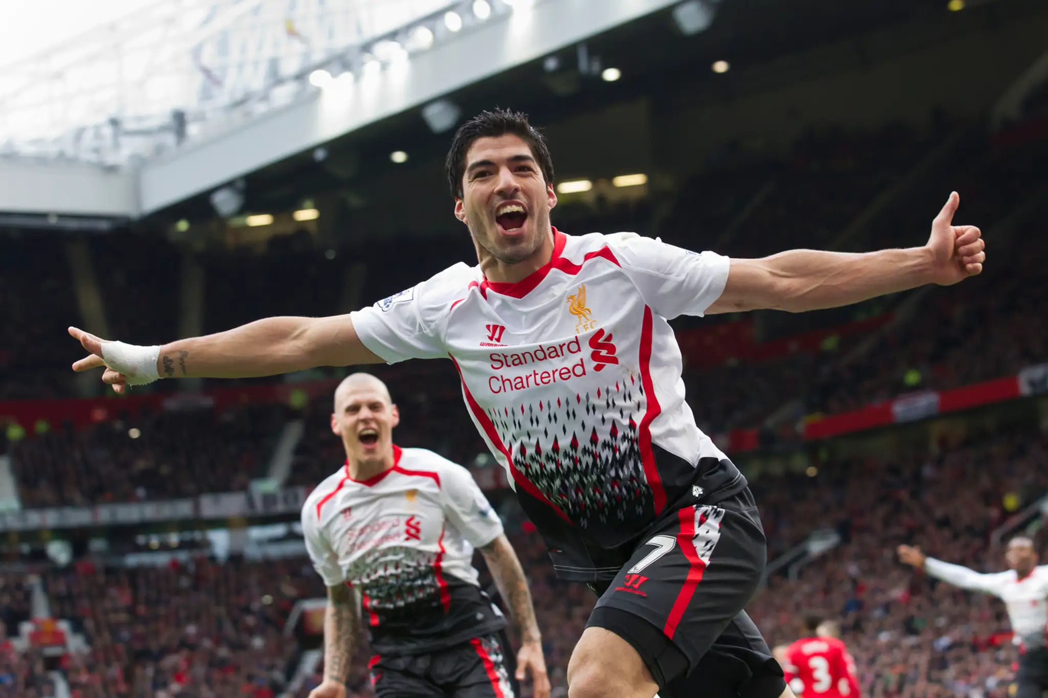 Futbalista Liverpoolu Luis Suarez sa teší po strelení gólu v zápase anglickej Premier League Manchester United - Liverpool.