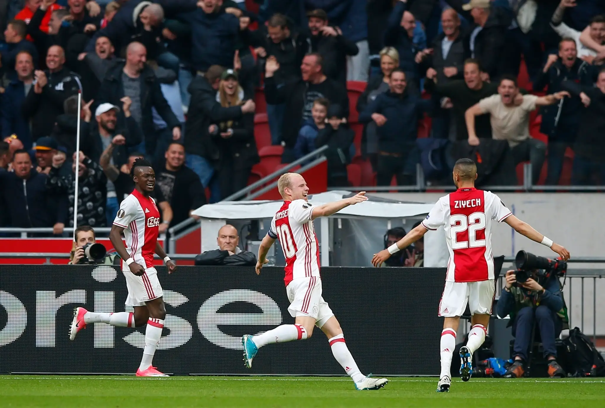 Radosť hráčov Ajaxu po góle v semifinále EL proti Lyonu.