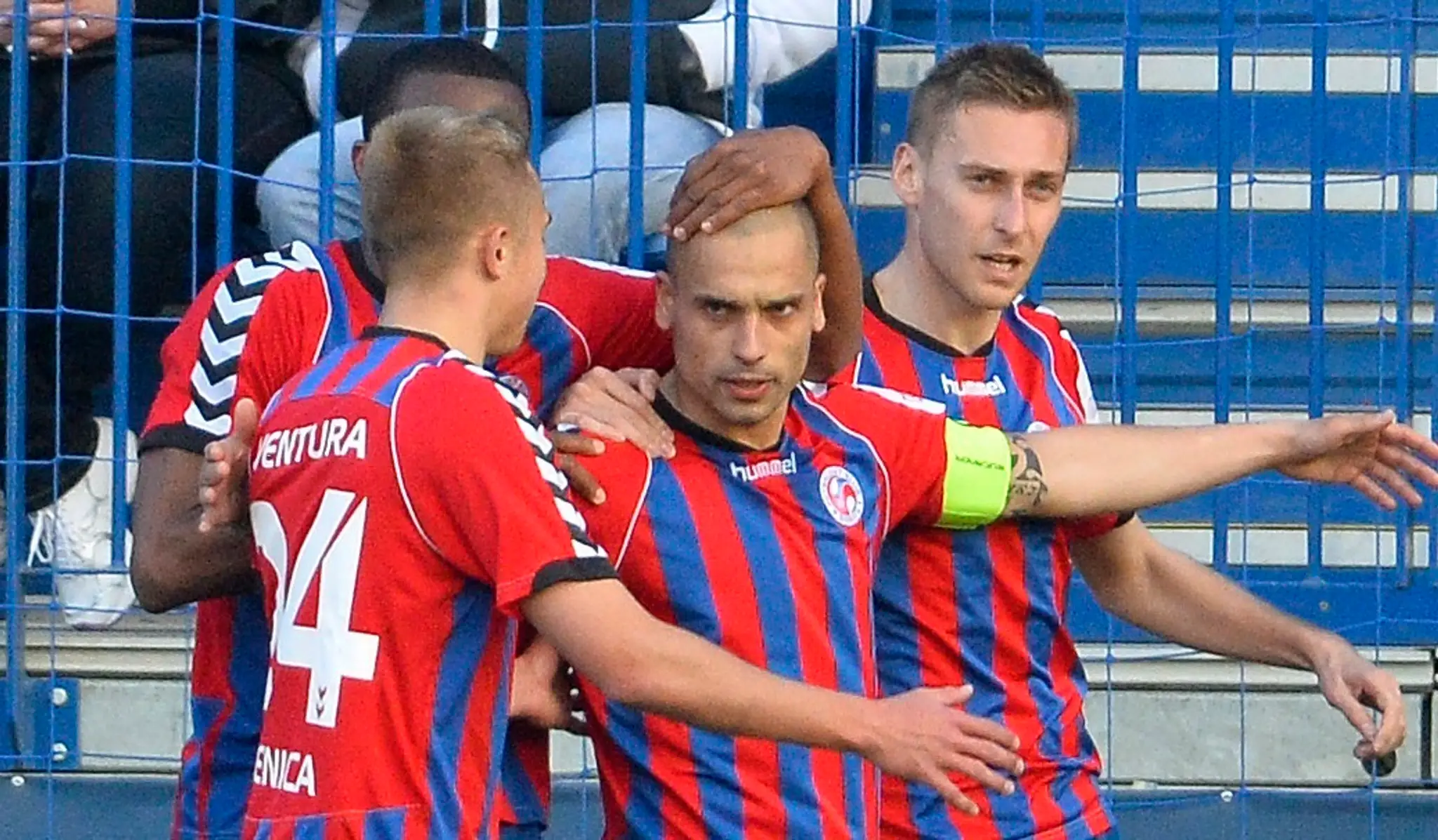 Juraj Piroska  sa teší so spoluhráčmi po góle v zápase FK Senica - AS Trenčín 12. apríla 2014 v Senici.