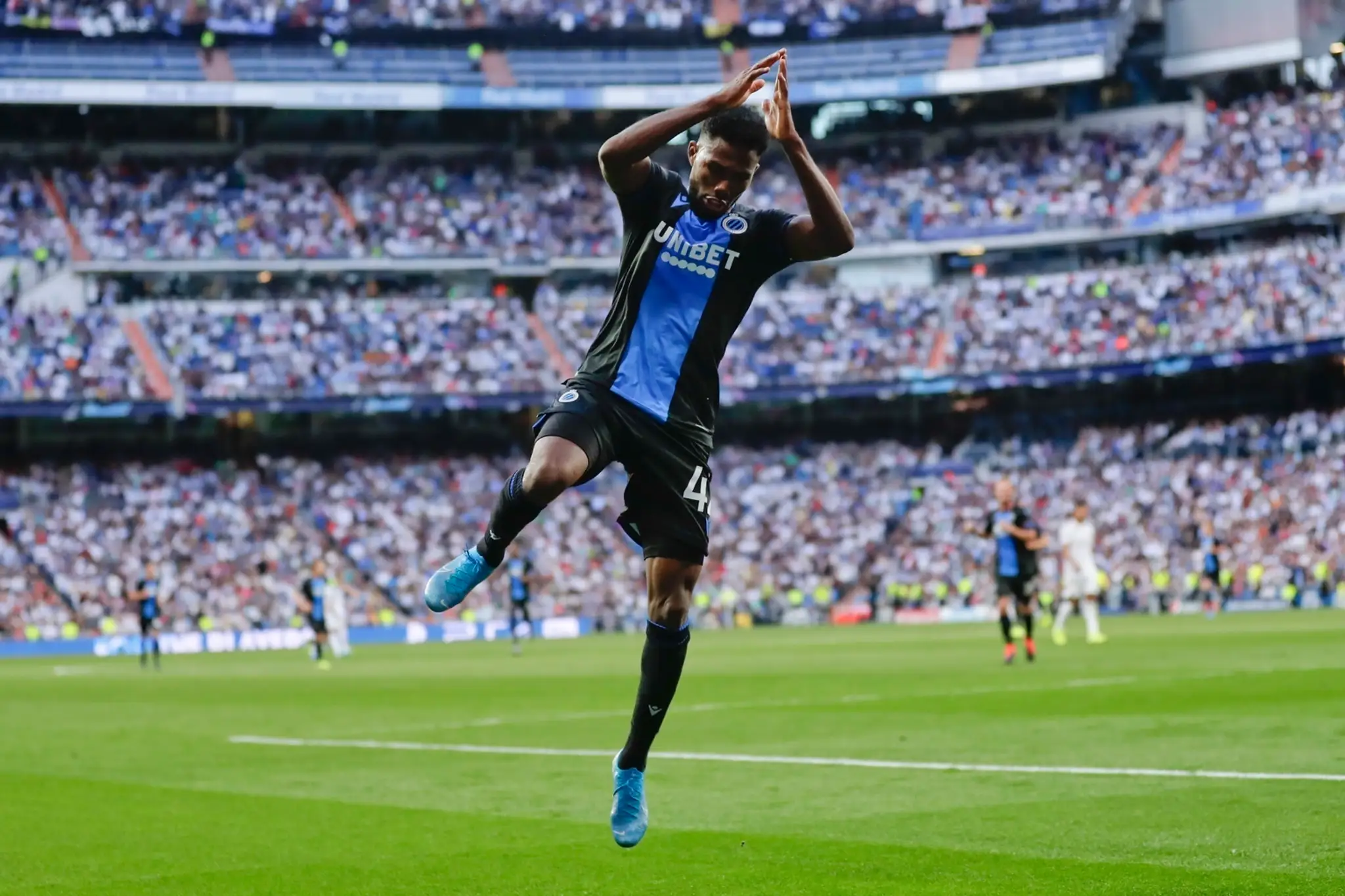 Zľava Emmanuel Dennis a Mats Rits z FC Bruggy oslavujú gól v dueli LM na pôde Realu Madrid.